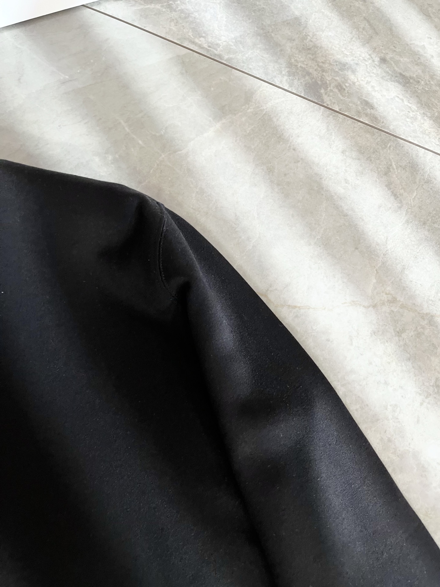 Moncler蒙口2025秋冬新款贸易订单长袖打底衫，全品相！！网红款！胸前logo图案压胶设计！上身舒