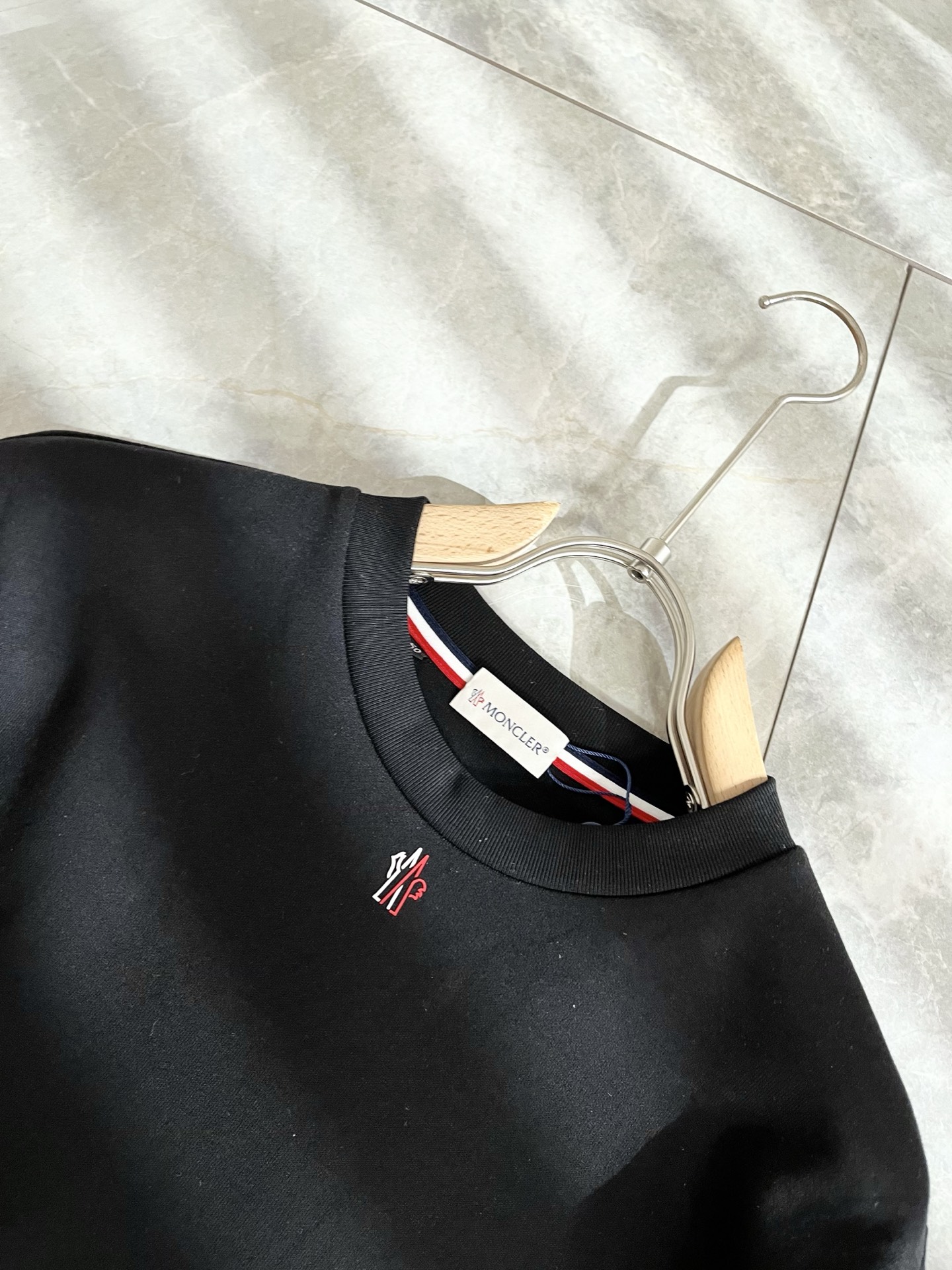 Moncler蒙口2025秋冬新款贸易订单长袖打底衫，全品相！！网红款！胸前logo图案压胶设计！上身舒