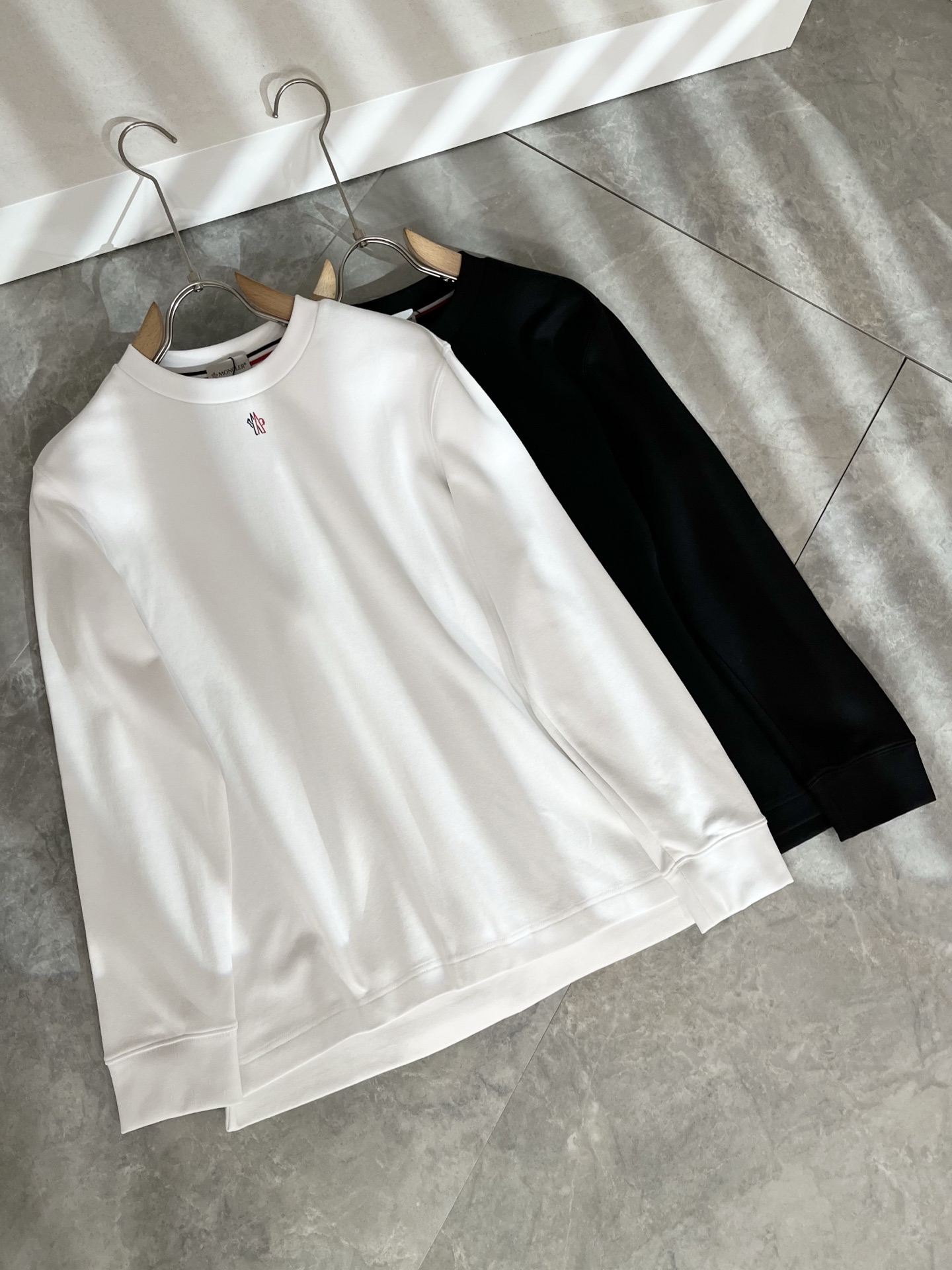 Moncler蒙口2025秋冬新款贸易订单长袖打底衫，全品相！！网红款！胸前logo图案压胶设计！上身舒