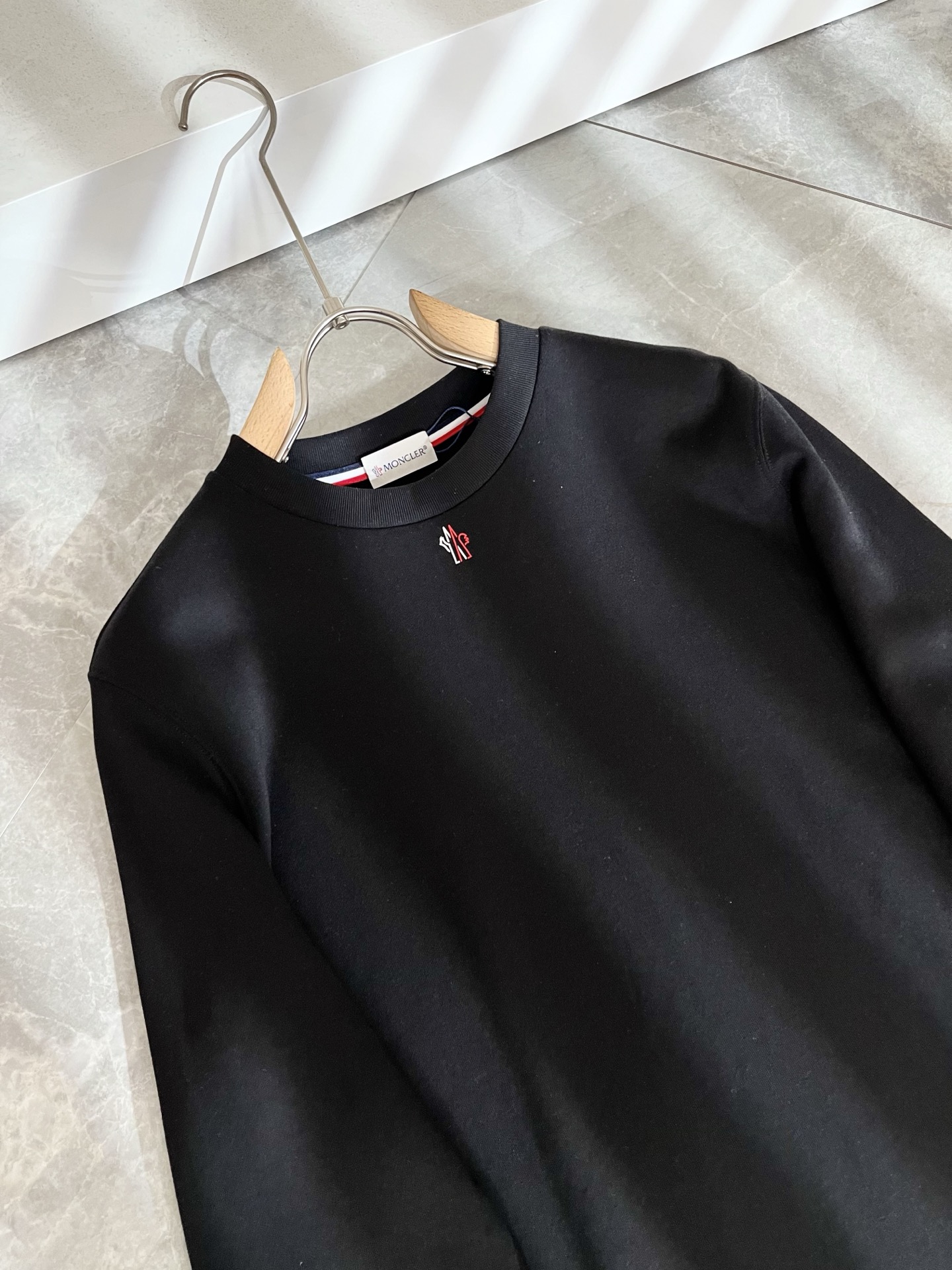 Moncler蒙口2025秋冬新款贸易订单长袖打底衫，全品相！！网红款！胸前logo图案压胶设计！上身舒