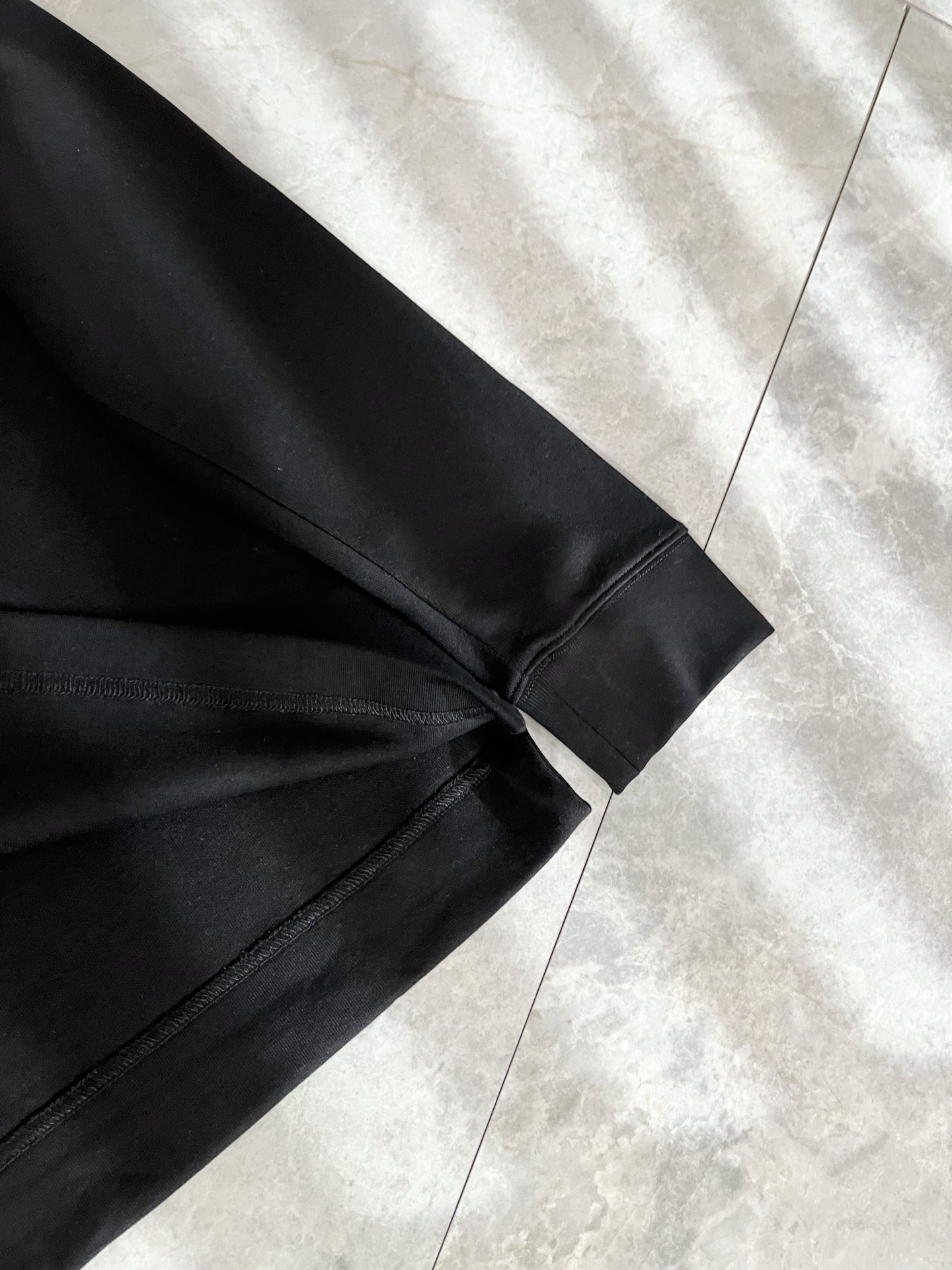 Moncler蒙口2025秋冬新款贸易订单长袖打底衫，全品相！！网红款！胸前logo图案压胶设计！上身舒