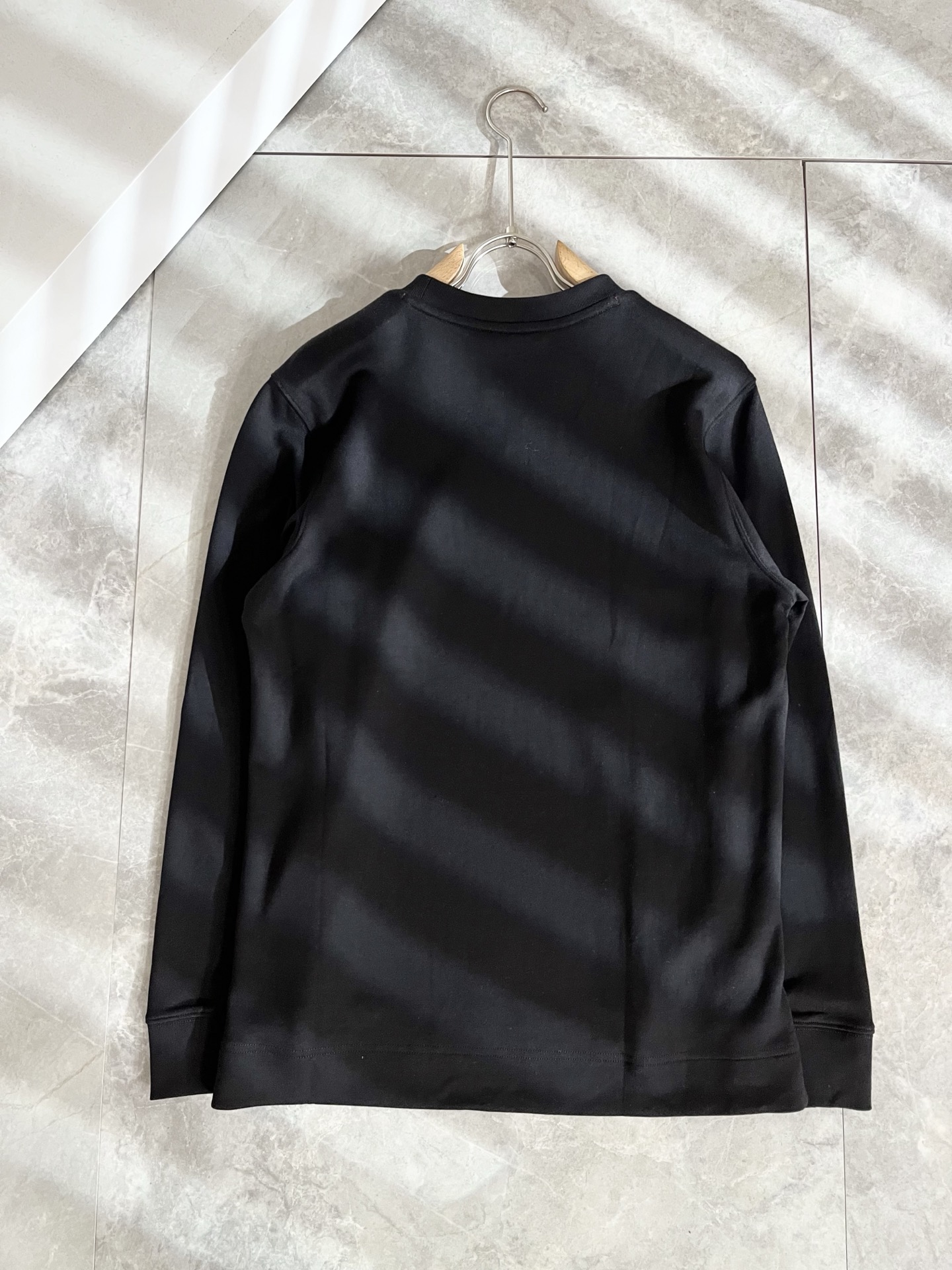 Moncler蒙口2025秋冬新款贸易订单长袖打底衫，全品相！！网红款！胸前logo图案压胶设计！上身舒