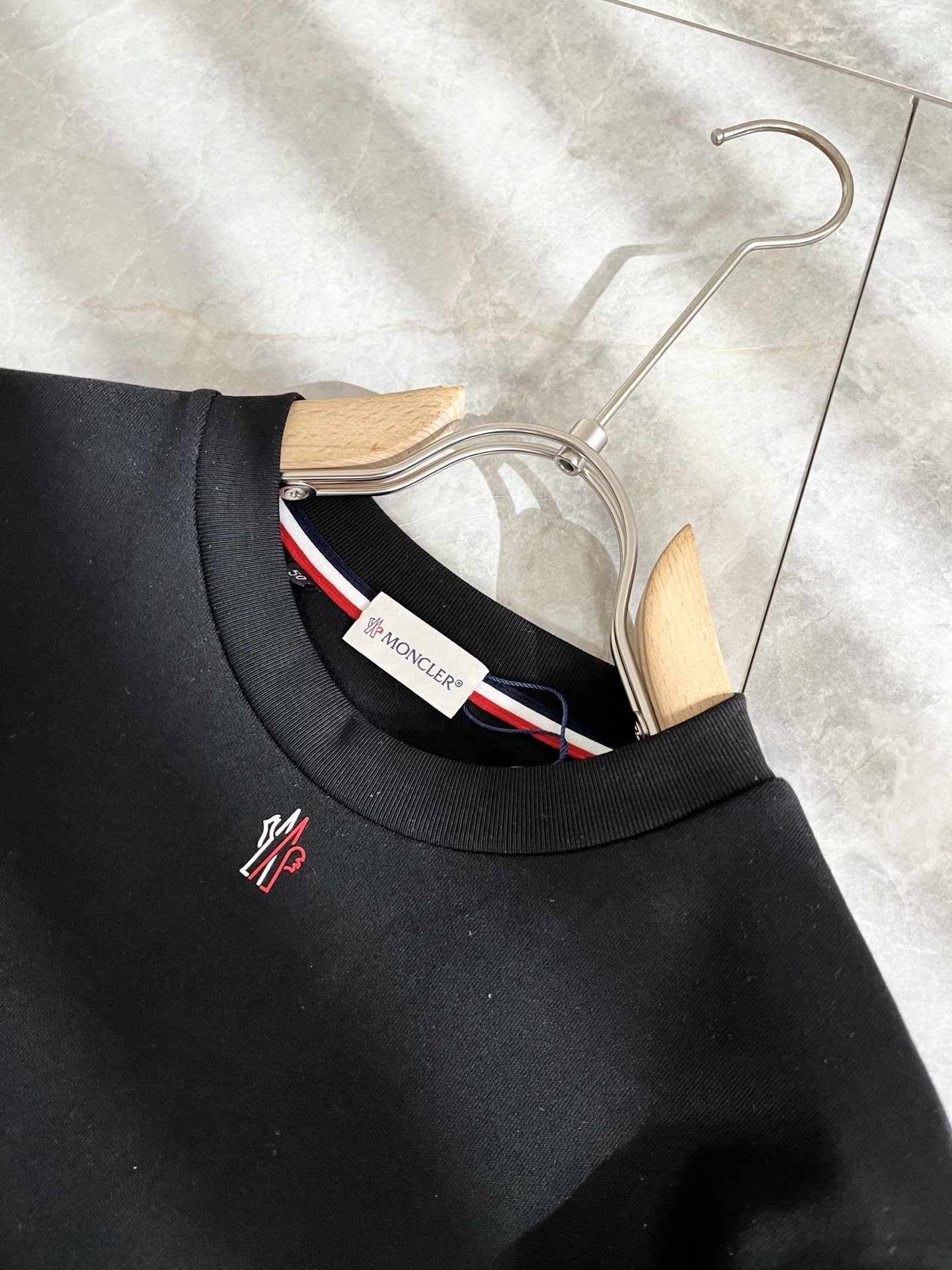 Moncler蒙口2025秋冬新款贸易订单长袖打底衫，全品相！！网红款！胸前logo图案压胶设计！上身舒