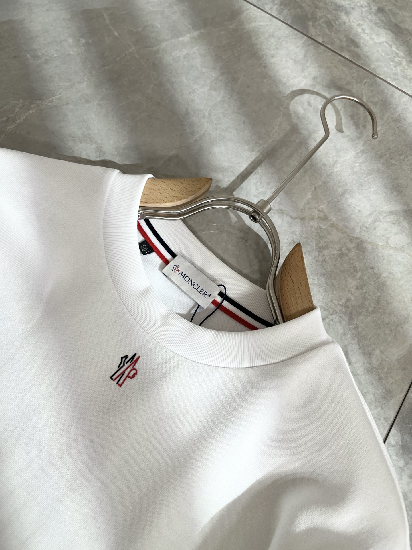 Moncler蒙口2025秋冬新款贸易订单长袖打底衫，全品相！！网红款！胸前logo图案压胶设计！上身舒