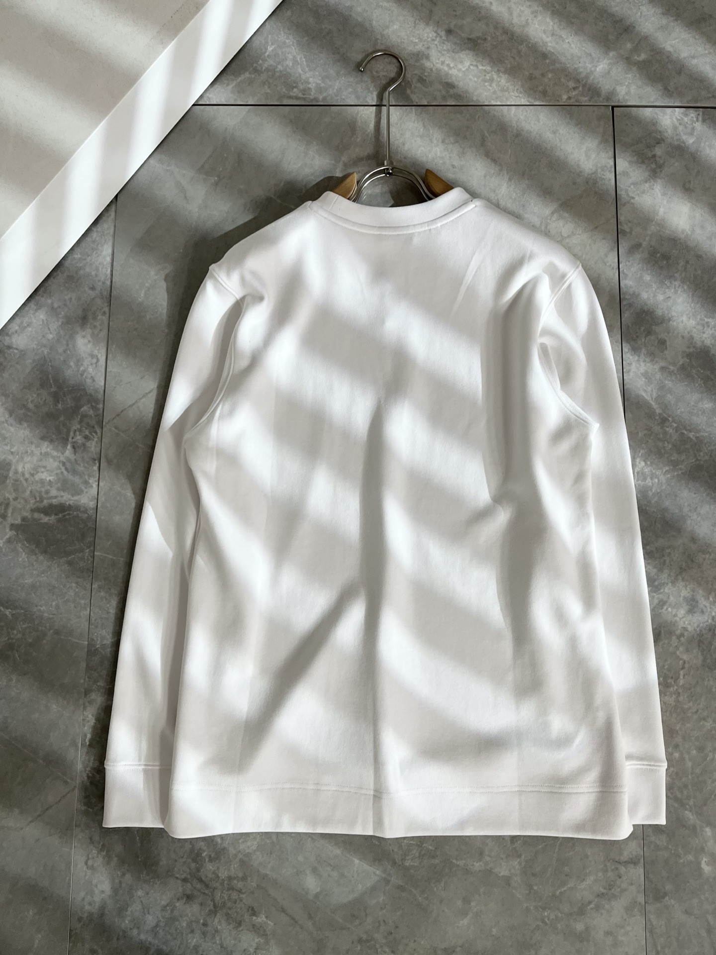 Moncler蒙口2025秋冬新款贸易订单长袖打底衫，全品相！！网红款！胸前logo图案压胶设计！上身舒