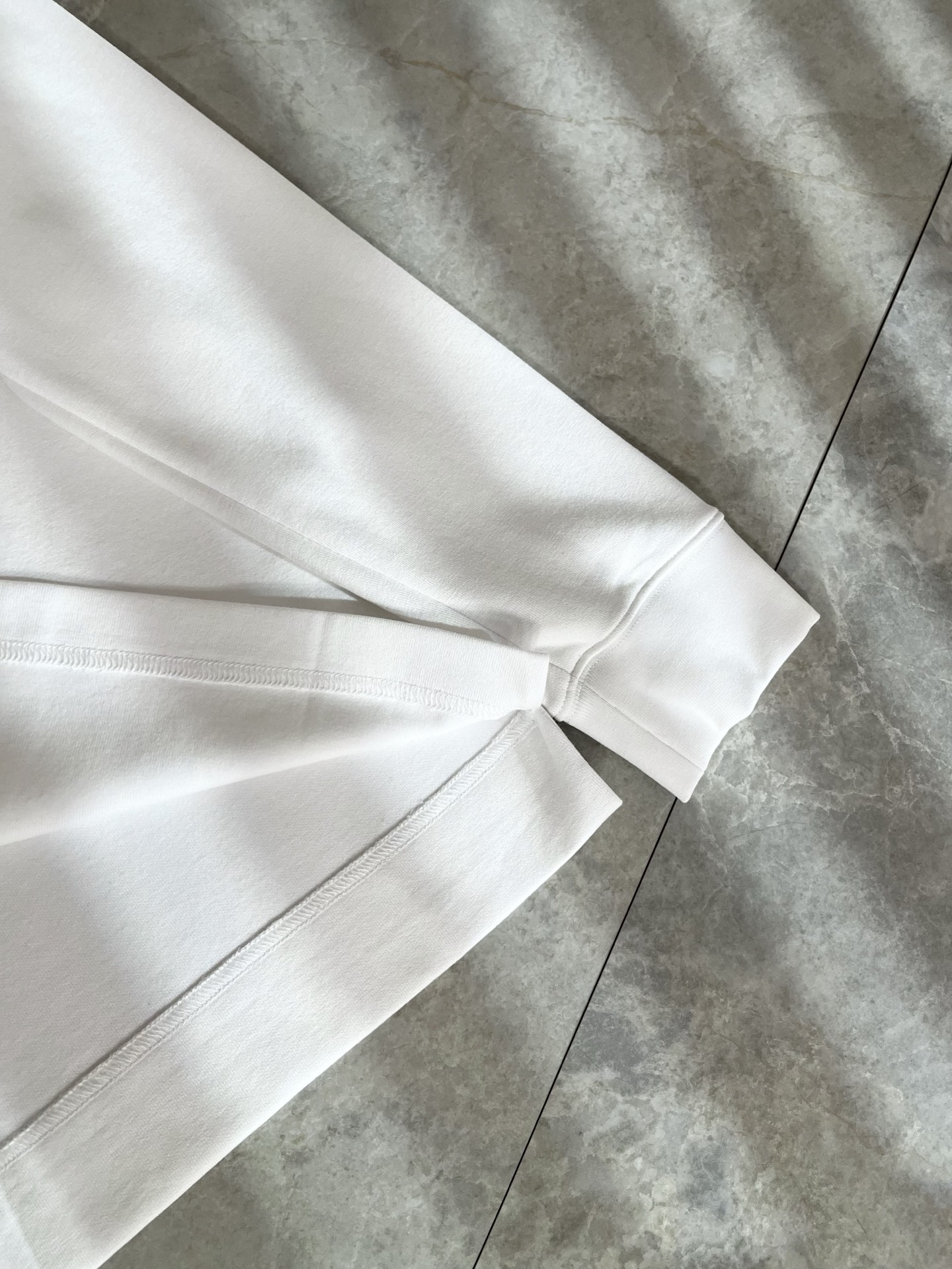 Moncler蒙口2025秋冬新款贸易订单长袖打底衫，全品相！！网红款！胸前logo图案压胶设计！上身舒