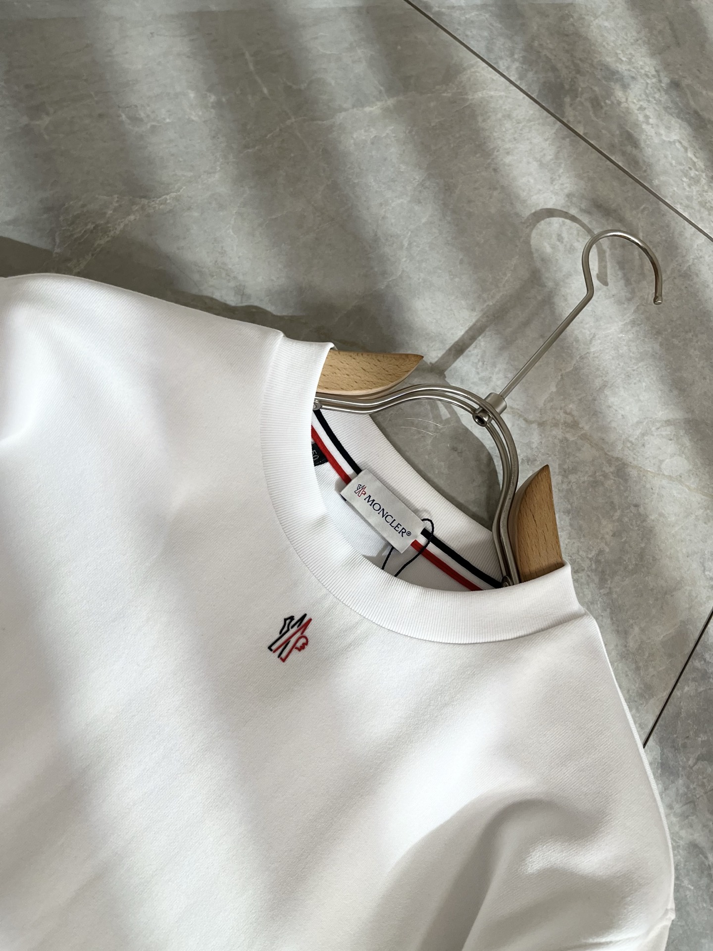 Moncler蒙口2025秋冬新款贸易订单长袖打底衫，全品相！！网红款！胸前logo图案压胶设计！上身舒