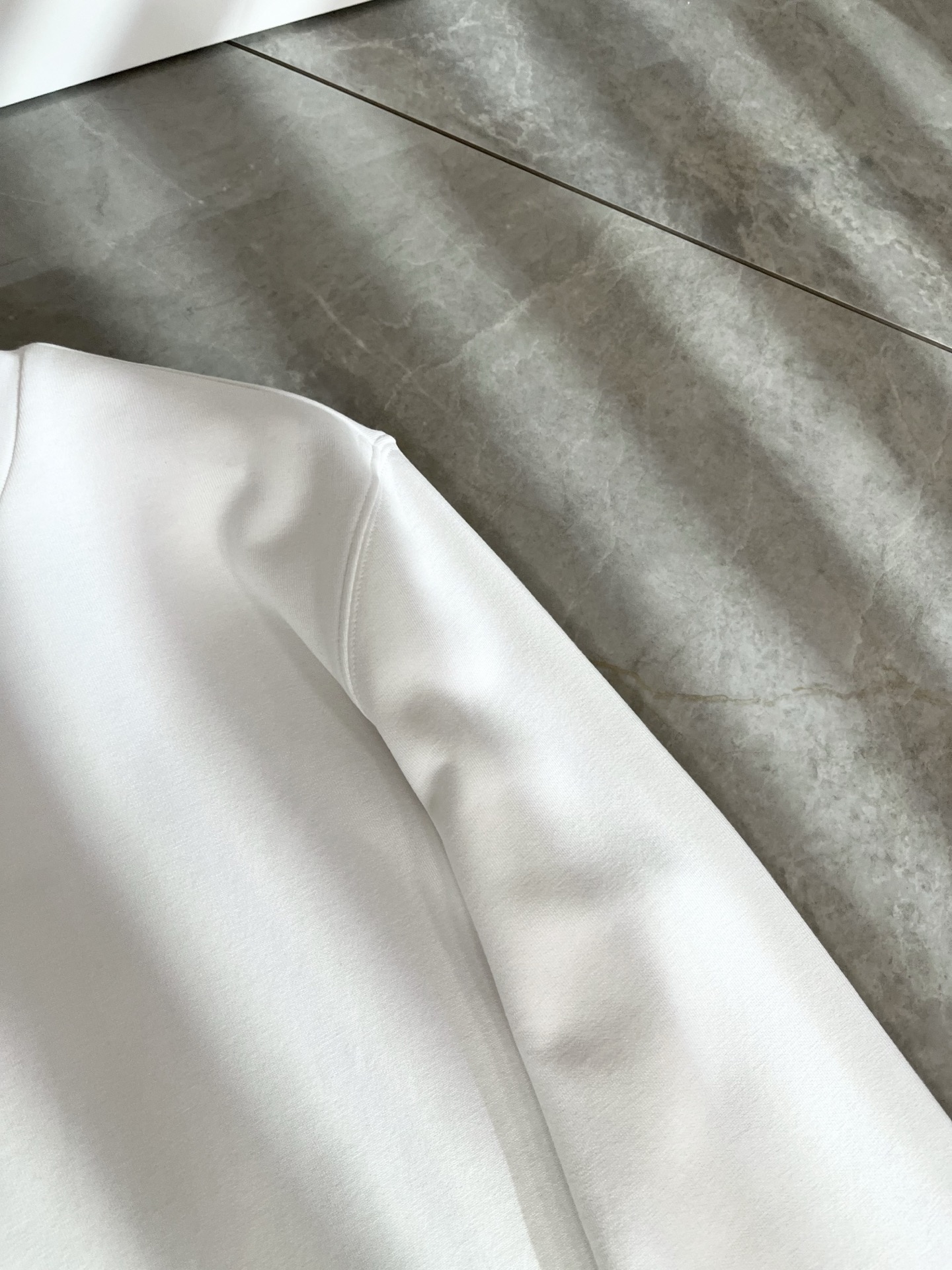 Moncler蒙口2025秋冬新款贸易订单长袖打底衫，全品相！！网红款！胸前logo图案压胶设计！上身舒