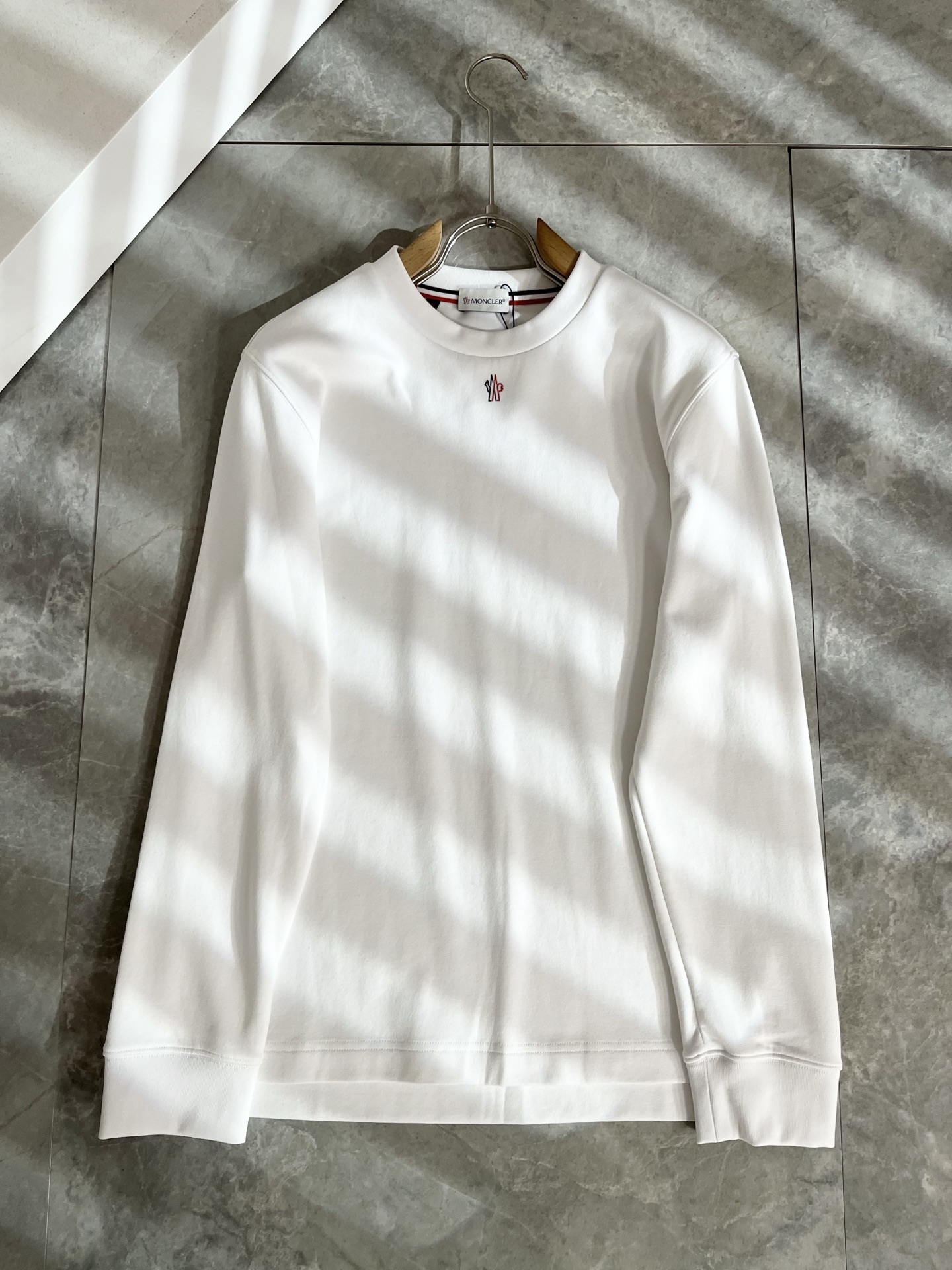 Moncler蒙口2025秋冬新款贸易订单长袖打底衫，全品相！！网红款！胸前logo图案压胶设计！上身舒