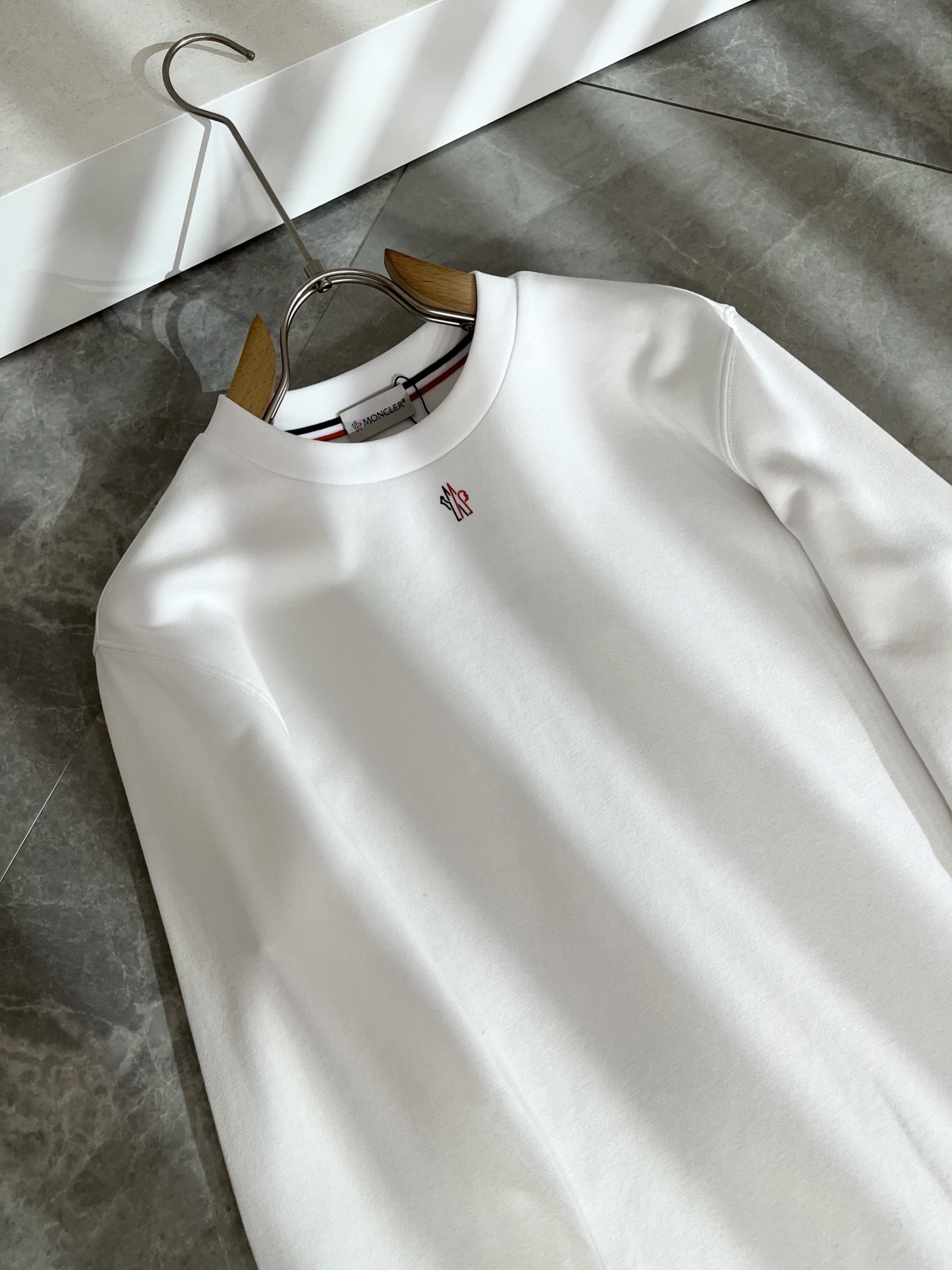 Moncler蒙口2025秋冬新款贸易订单长袖打底衫，全品相！！网红款！胸前logo图案压胶设计！上身舒