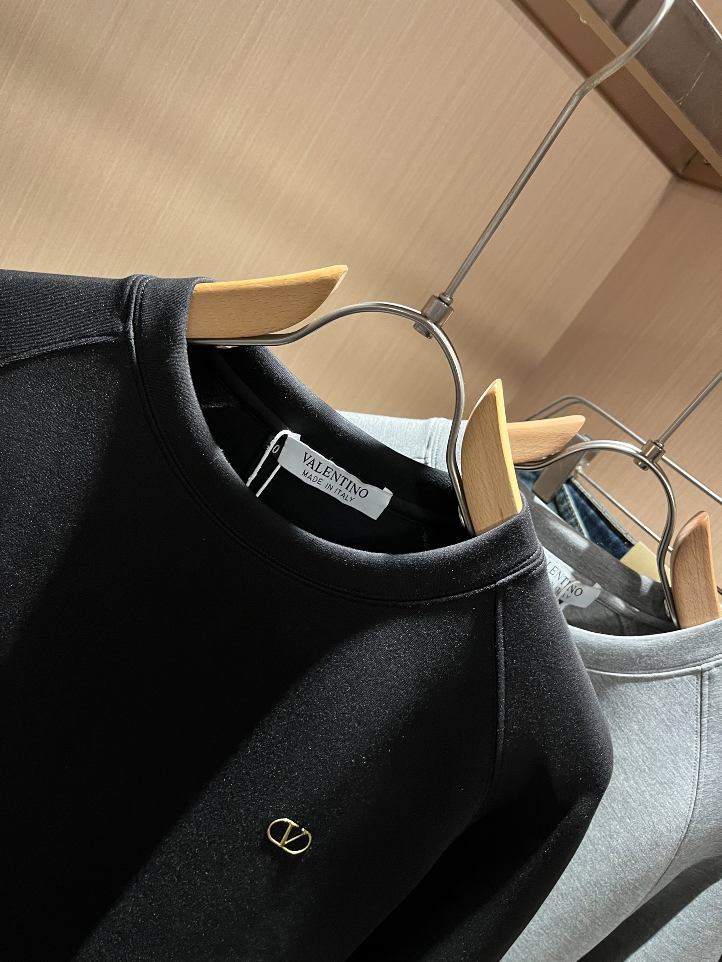 VALENTI*O华伦*奴～柜台款、2025秋冬新款男女同款👫卫衣，胸口采用logo图案压胶设计！简单时