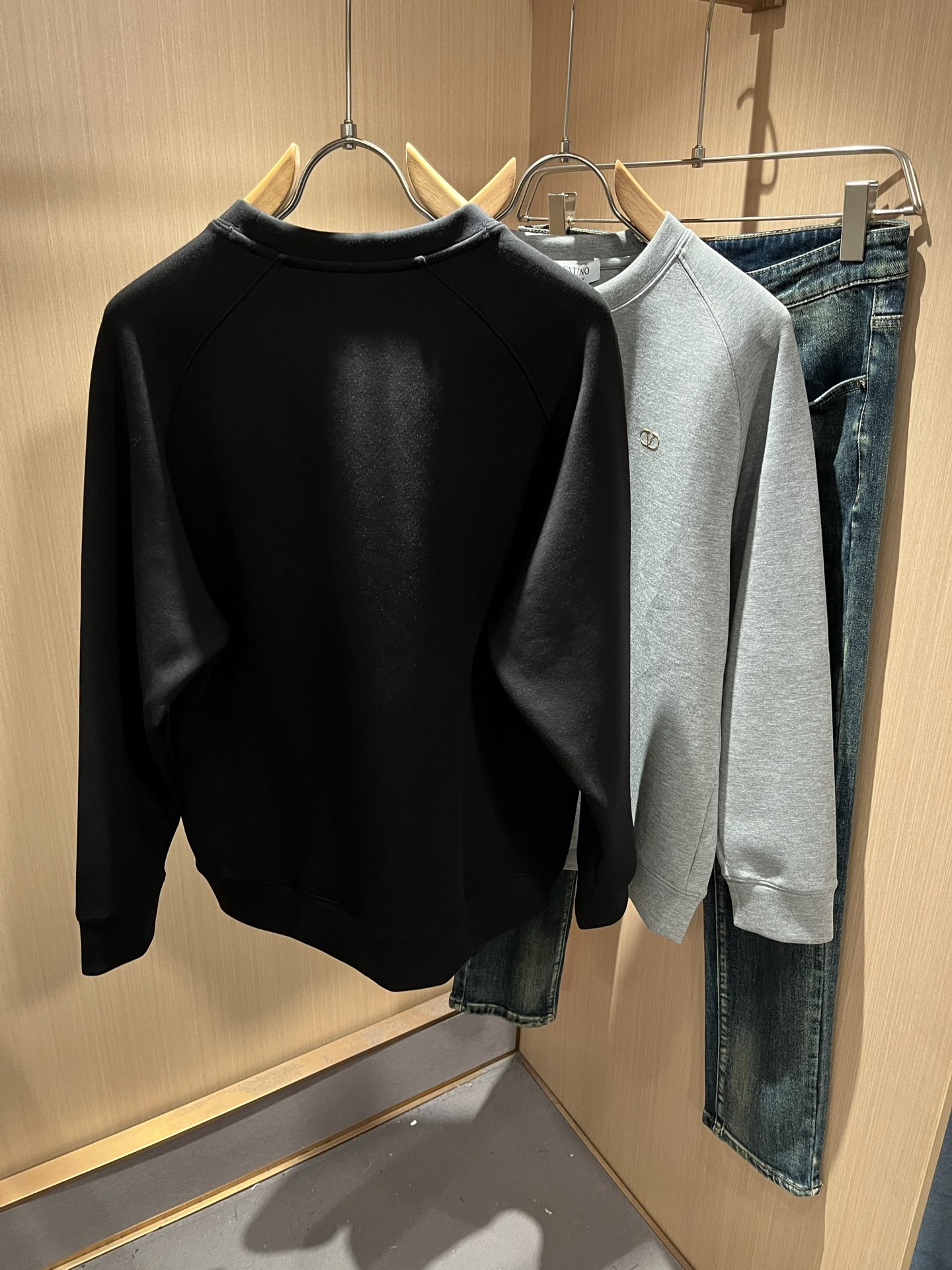 VALENTI*O华伦*奴～柜台款、2025秋冬新款男女同款👫卫衣，胸口采用logo图案压胶设计！简单时