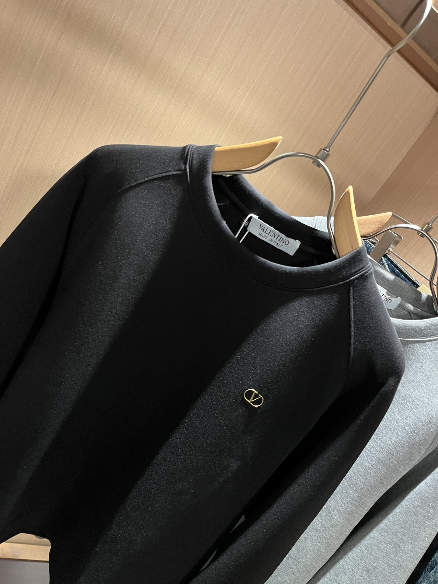 VALENTI*O华伦*奴～柜台款、2025秋冬新款男女同款👫卫衣，胸口采用logo图案压胶设计！简单时