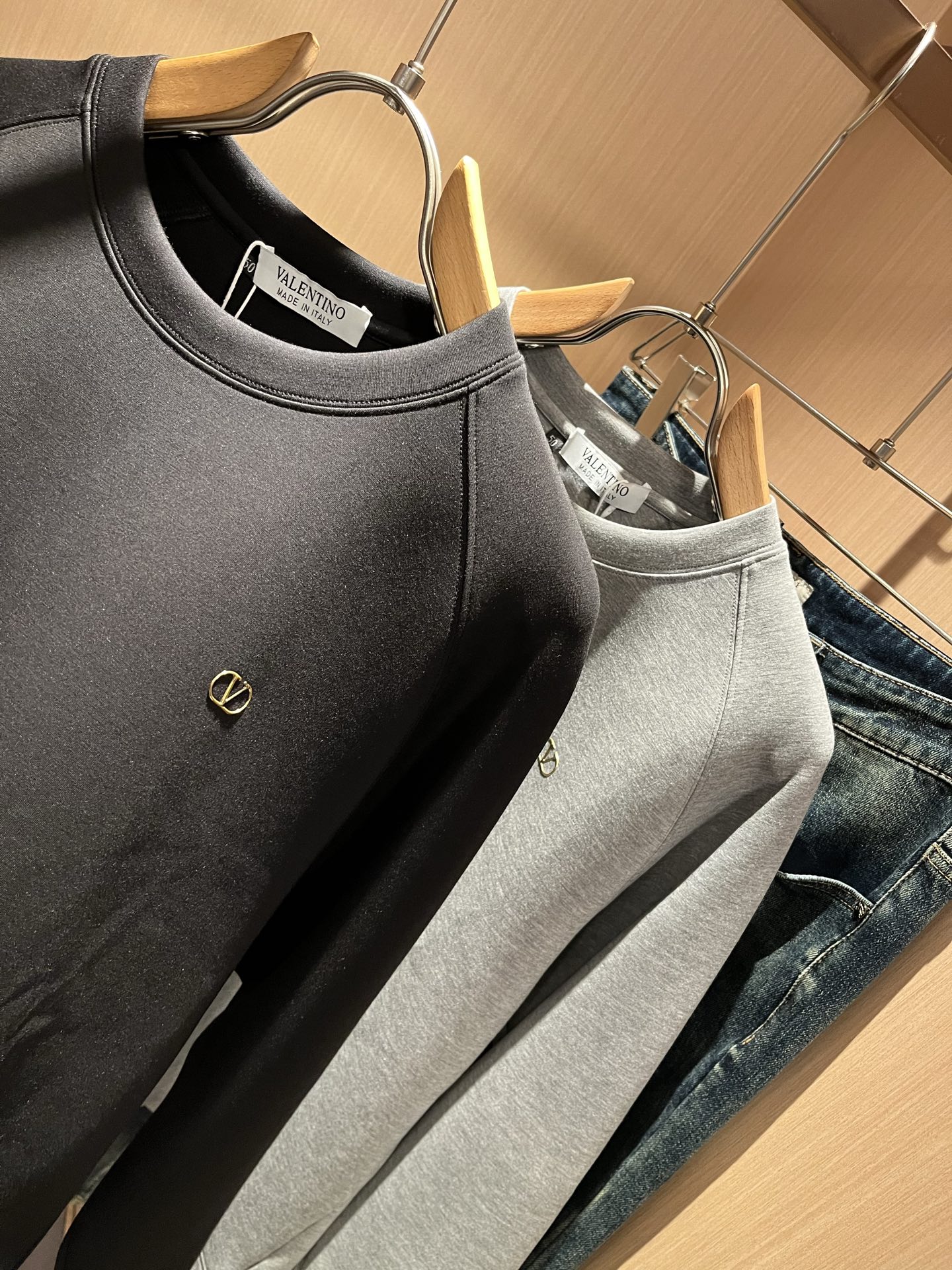 VALENTI*O华伦*奴～柜台款、2025秋冬新款男女同款👫卫衣，胸口采用logo图案压胶设计！简单时