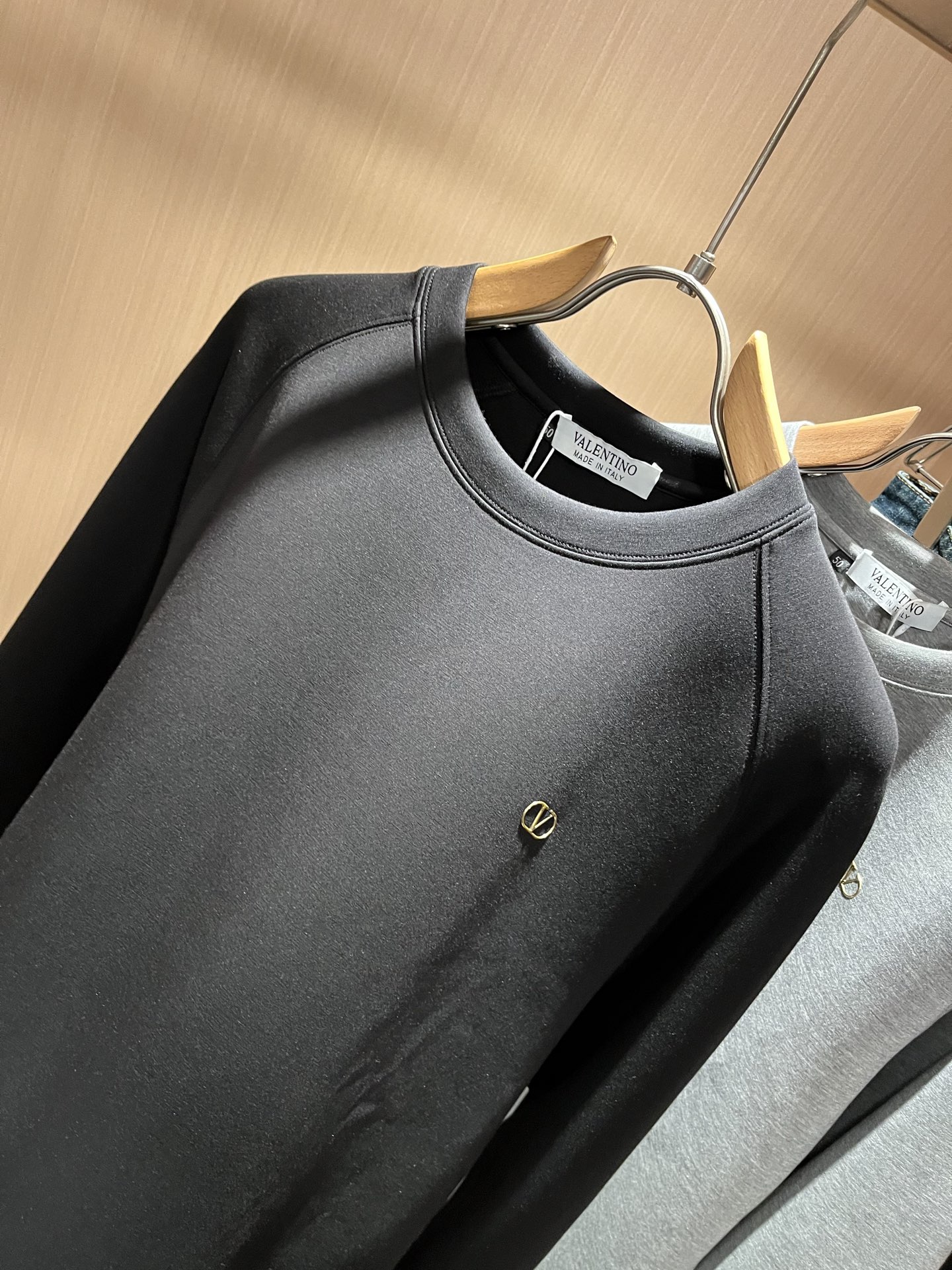 VALENTI*O华伦*奴～柜台款、2025秋冬新款男女同款👫卫衣，胸口采用logo图案压胶设计！简单时