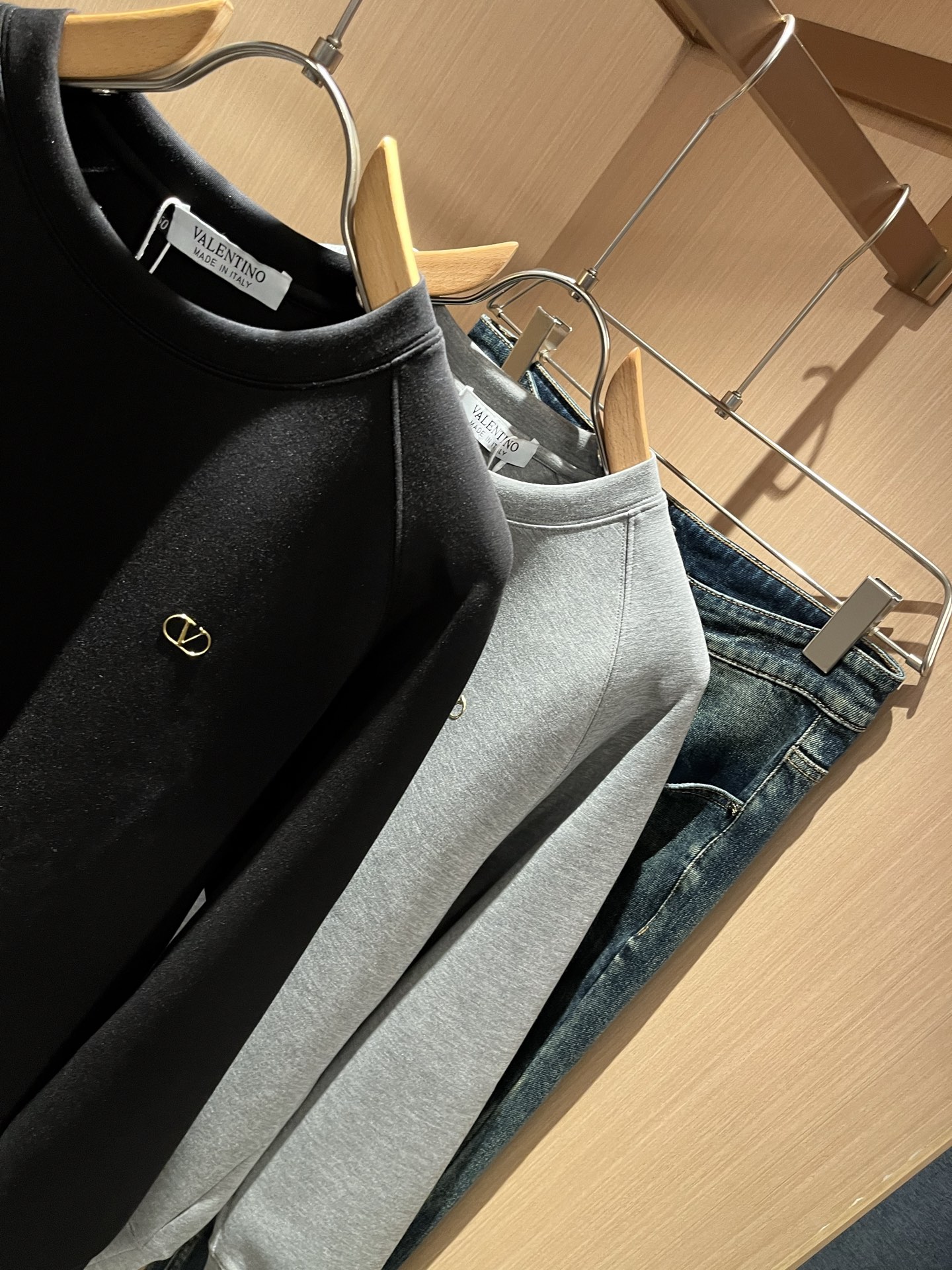 VALENTI*O华伦*奴～柜台款、2025秋冬新款男女同款👫卫衣，胸口采用logo图案压胶设计！简单时