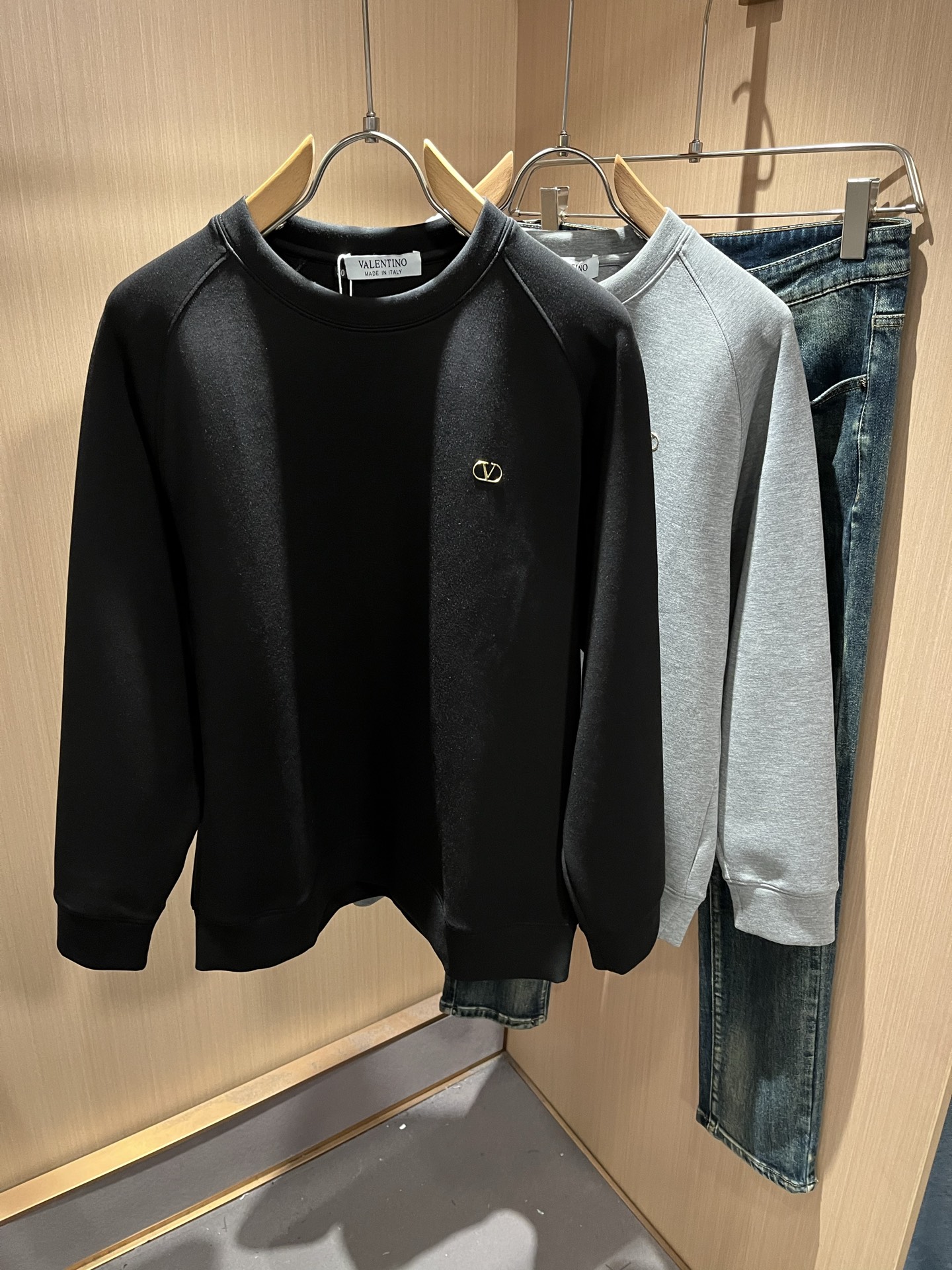 VALENTI*O华伦*奴～柜台款、2025秋冬新款男女同款👫卫衣，胸口采用logo图案压胶设计！简单时