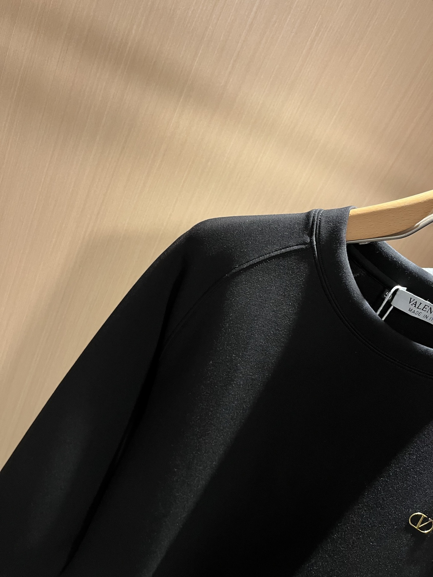 VALENTI*O华伦*奴～柜台款、2025秋冬新款男女同款👫卫衣，胸口采用logo图案压胶设计！简单时