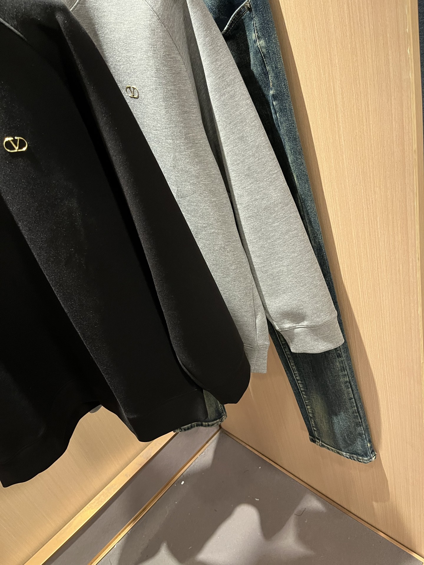 VALENTI*O华伦*奴～柜台款、2025秋冬新款男女同款👫卫衣，胸口采用logo图案压胶设计！简单时