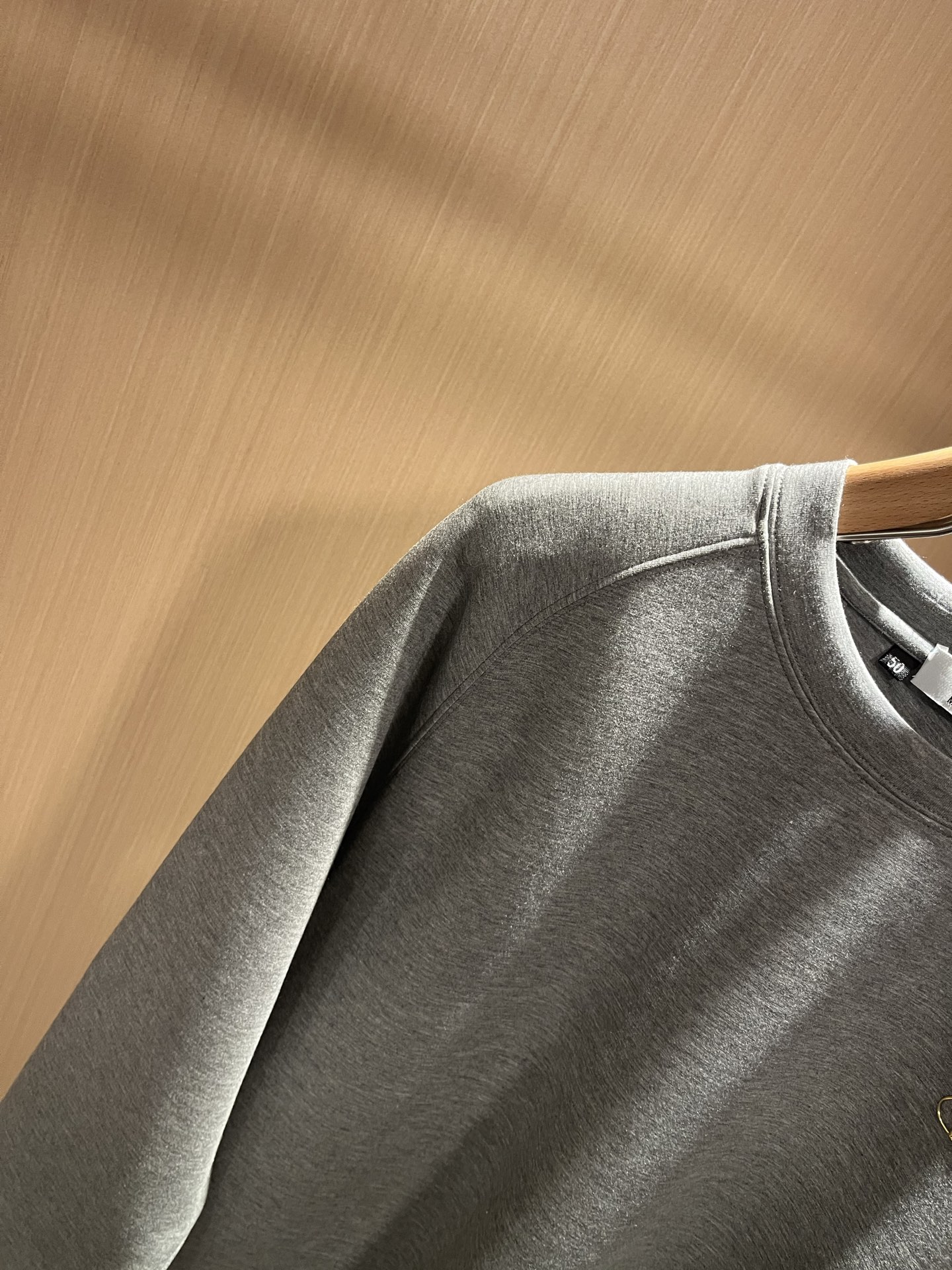 VALENTI*O华伦*奴～柜台款、2025秋冬新款男女同款👫卫衣，胸口采用logo图案压胶设计！简单时