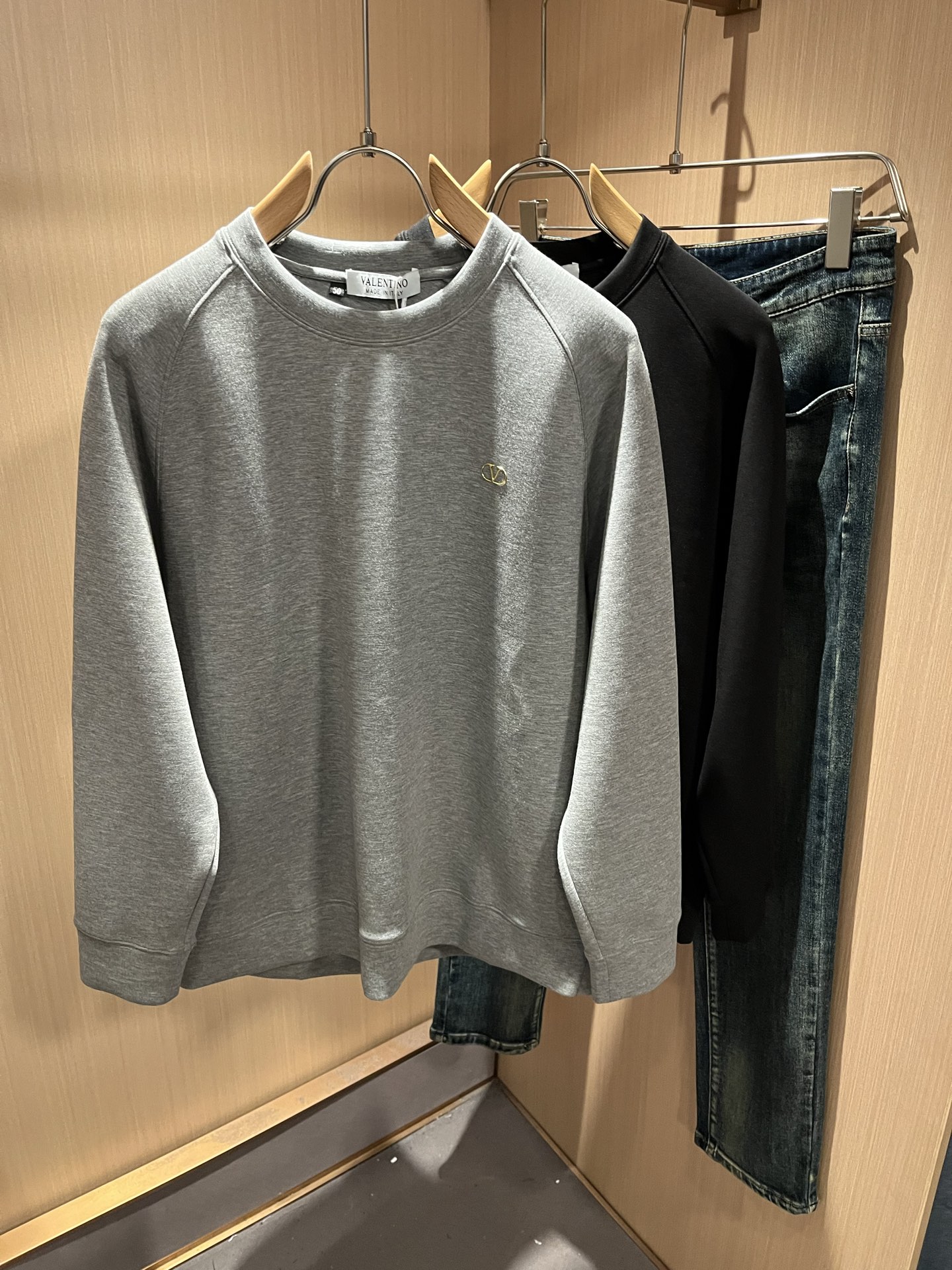 VALENTI*O华伦*奴～柜台款、2025秋冬新款男女同款👫卫衣，胸口采用logo图案压胶设计！简单时