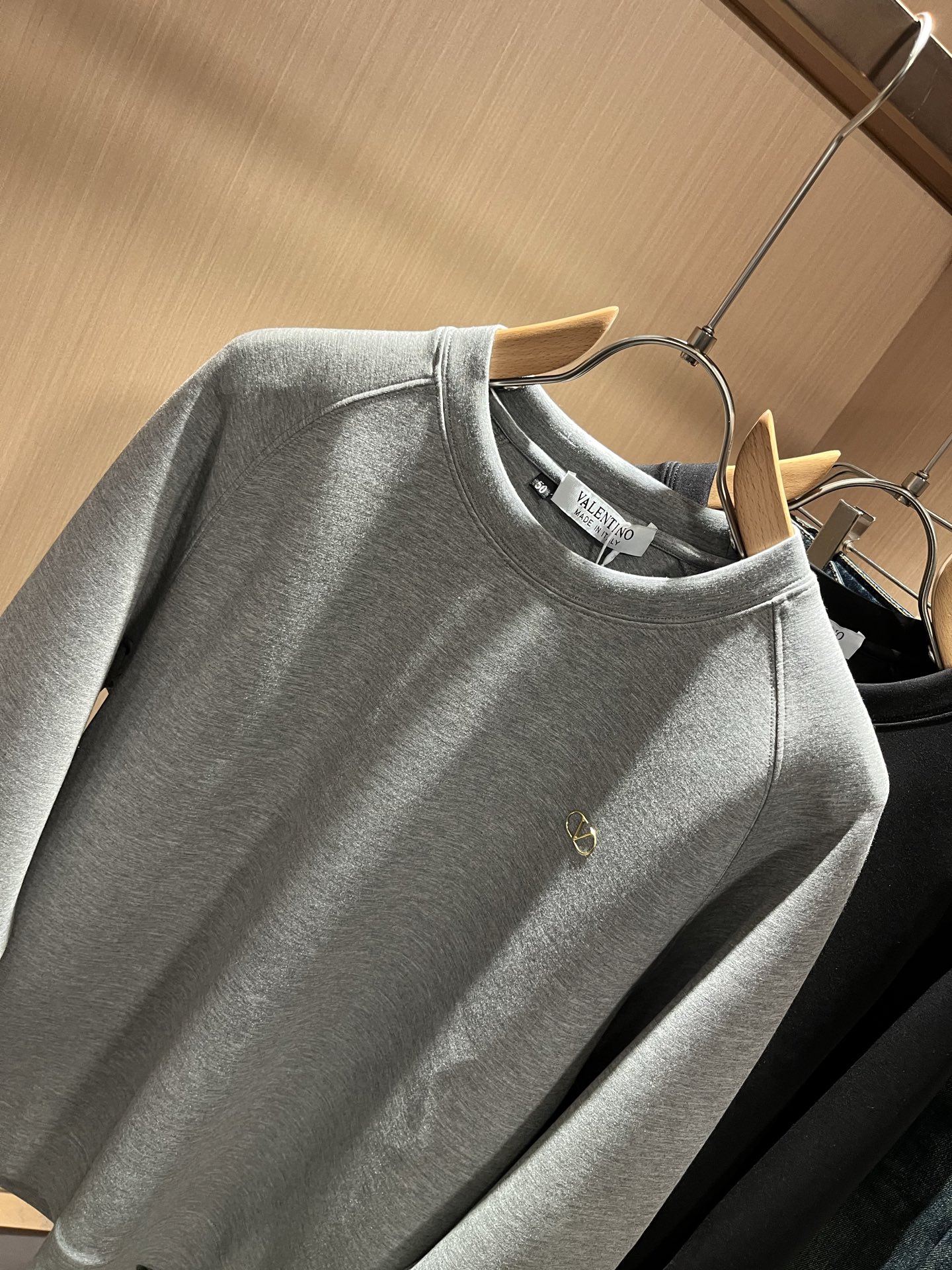 VALENTI*O华伦*奴～柜台款、2025秋冬新款男女同款👫卫衣，胸口采用logo图案压胶设计！简单时