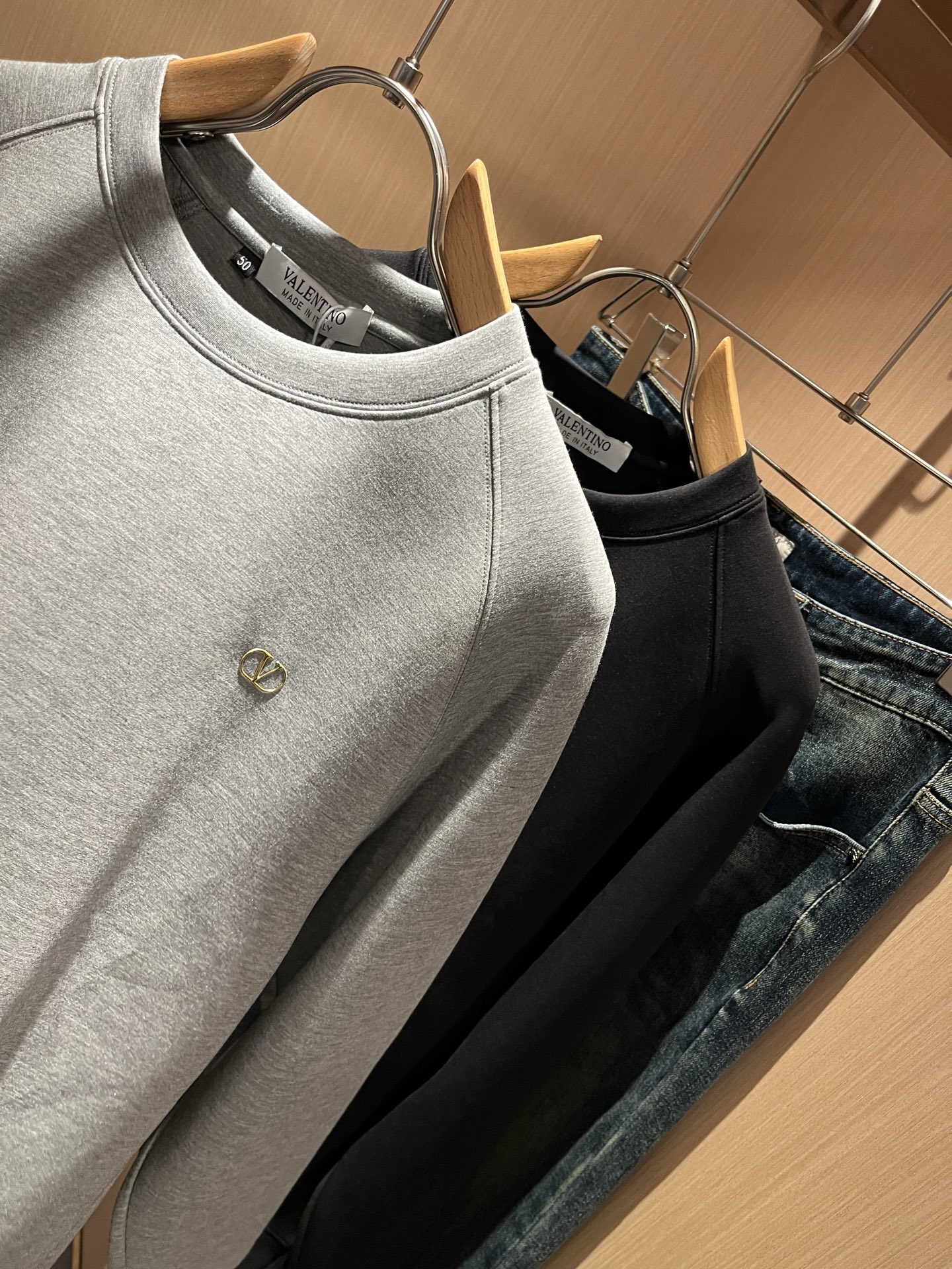 VALENTI*O华伦*奴～柜台款、2025秋冬新款男女同款👫卫衣，胸口采用logo图案压胶设计！简单时