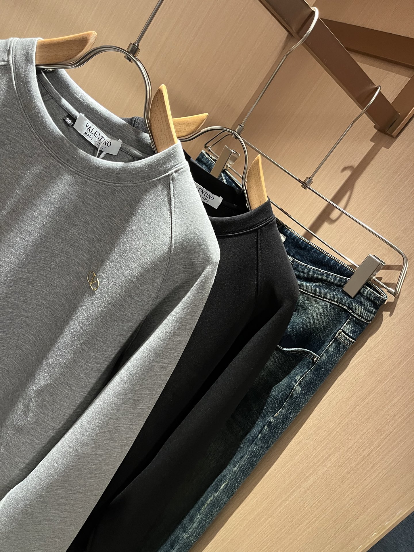 VALENTI*O华伦*奴～柜台款、2025秋冬新款男女同款👫卫衣，胸口采用logo图案压胶设计！简单时