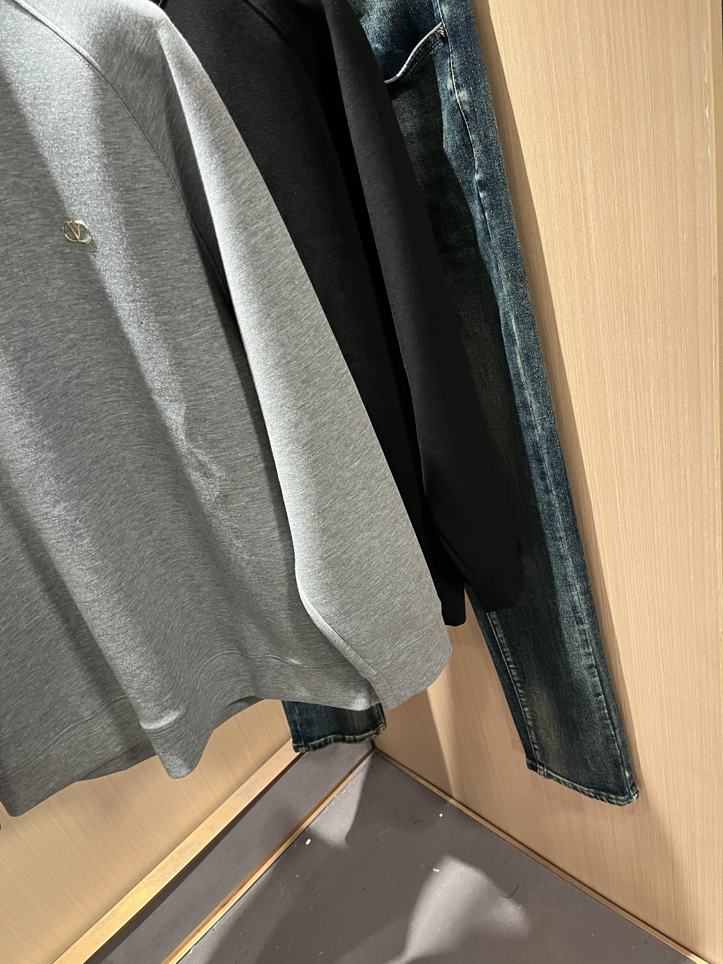 VALENTI*O华伦*奴～柜台款、2025秋冬新款男女同款👫卫衣，胸口采用logo图案压胶设计！简单时