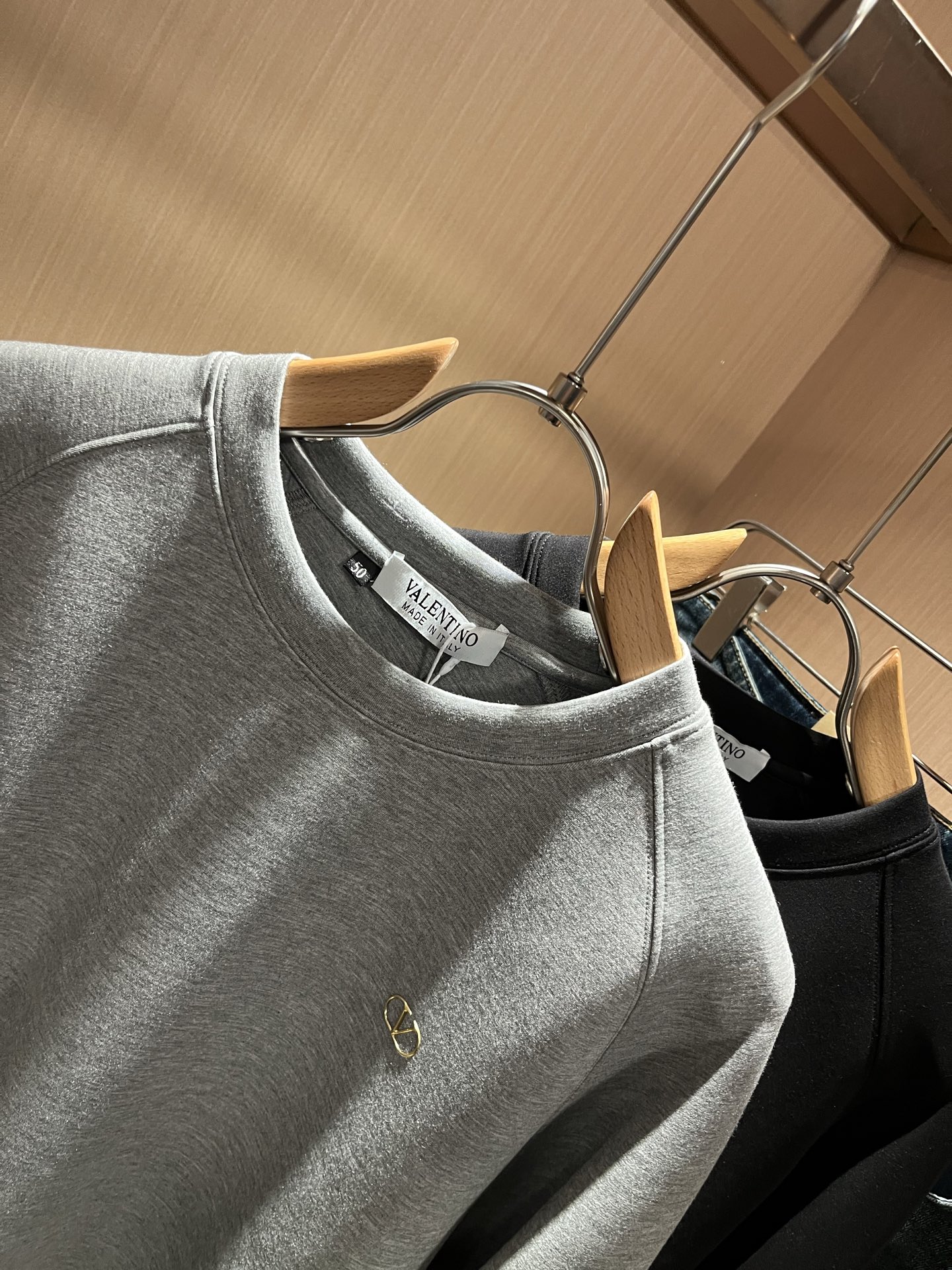 VALENTI*O华伦*奴～柜台款、2025秋冬新款男女同款👫卫衣，胸口采用logo图案压胶设计！简单时