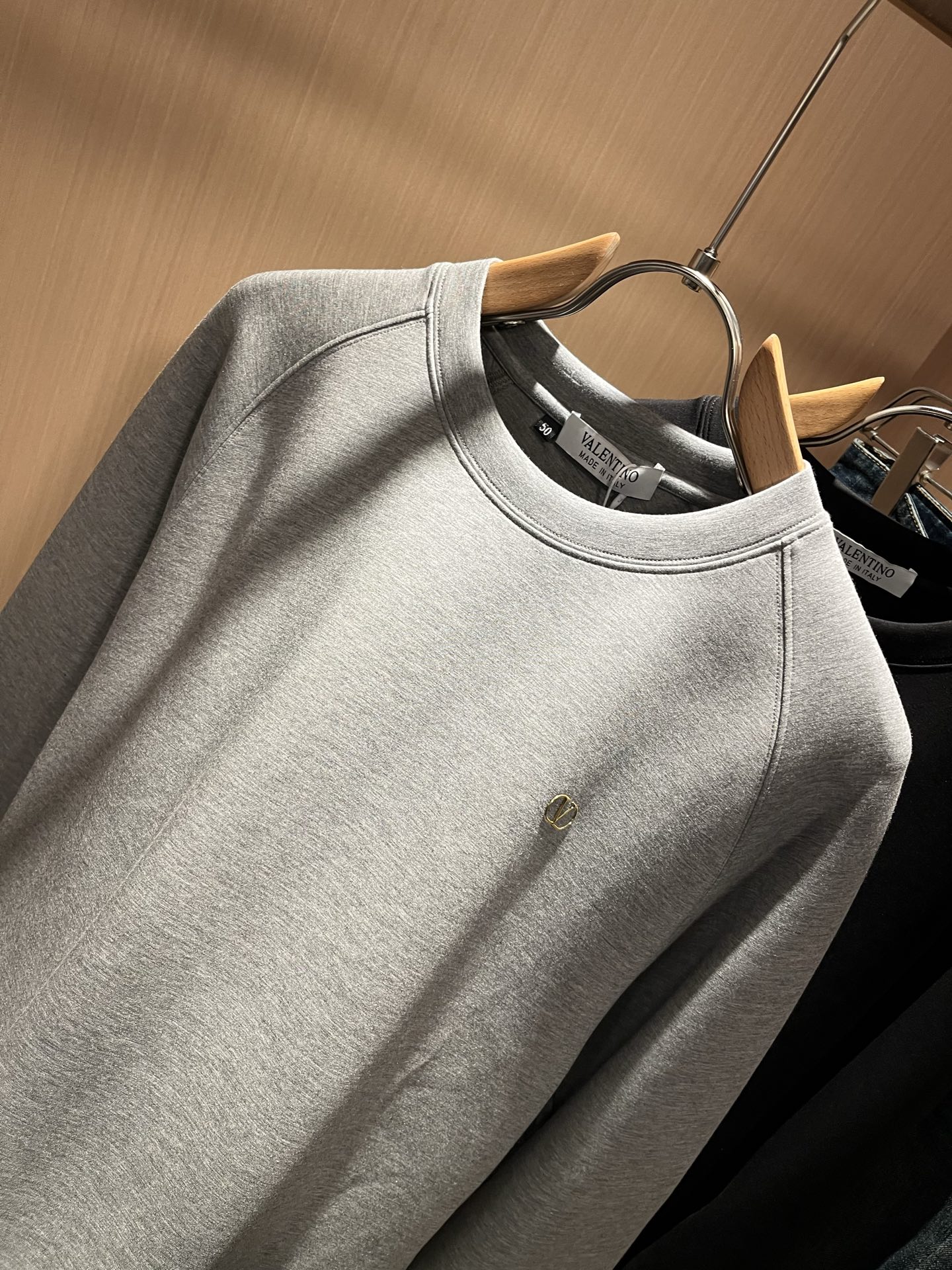 VALENTI*O华伦*奴～柜台款、2025秋冬新款男女同款👫卫衣，胸口采用logo图案压胶设计！简单时