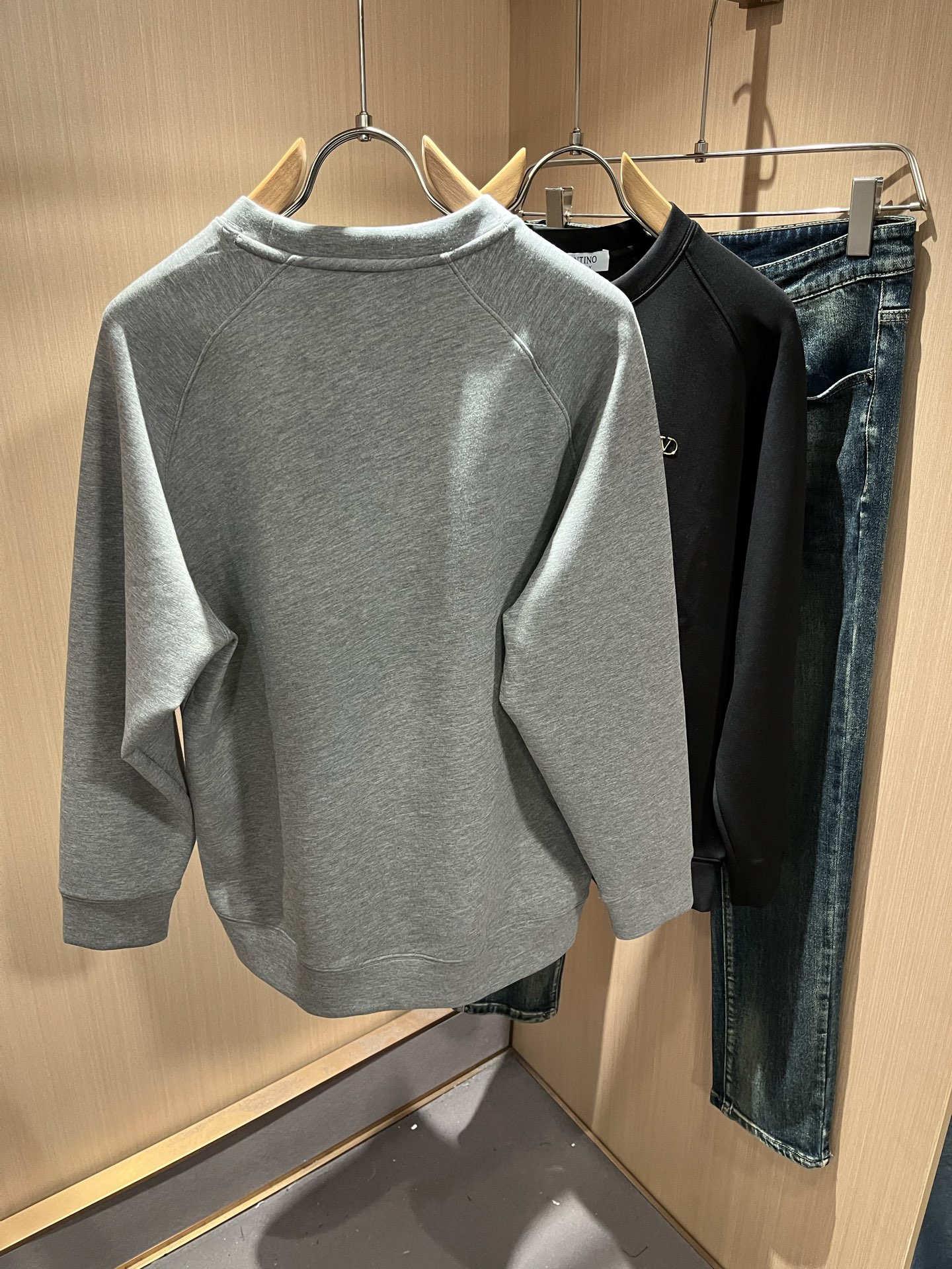 VALENTI*O华伦*奴～柜台款、2025秋冬新款男女同款👫卫衣，胸口采用logo图案压胶设计！简单时