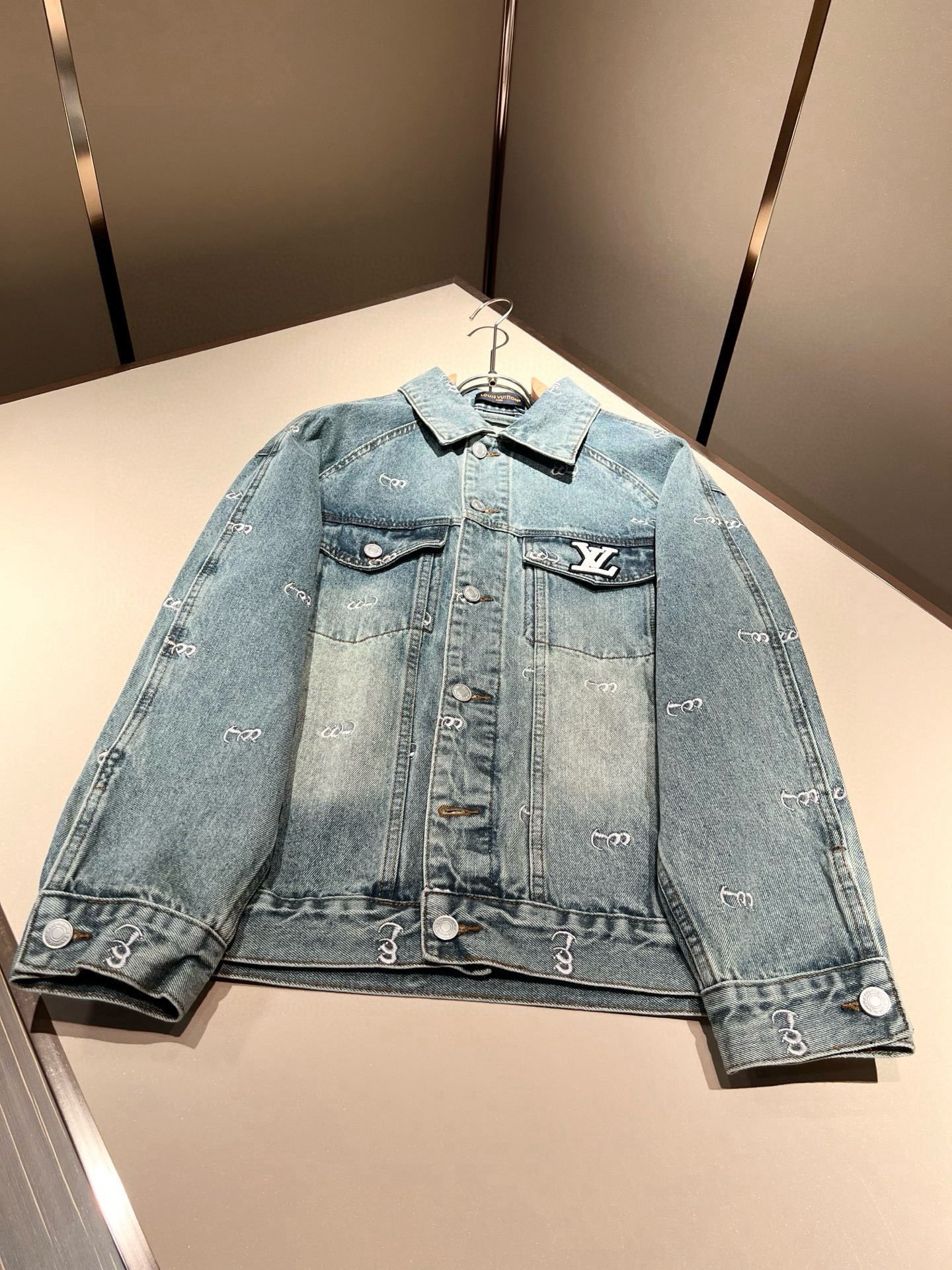 Louis Vuit*on 路易*登 2025秋冬新款轻奢男女同款👫牛仔夹克外套，路易家族的新高端，细节