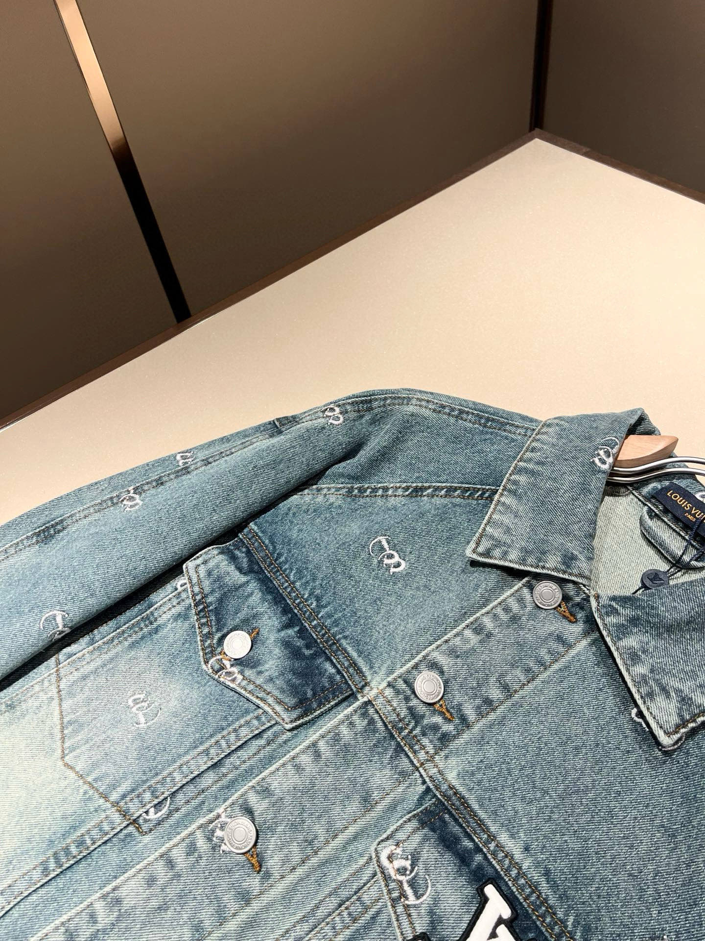 Louis Vuit*on 路易*登 2025秋冬新款轻奢男女同款👫牛仔夹克外套，路易家族的新高端，细节