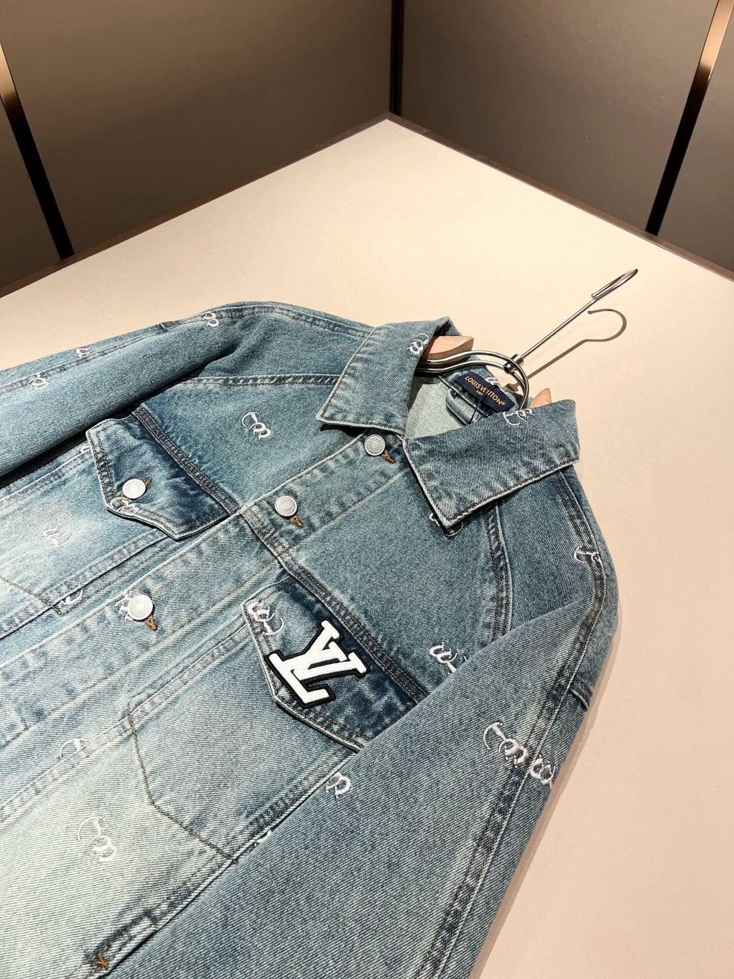 Louis Vuit*on 路易*登 2025秋冬新款轻奢男女同款👫牛仔夹克外套，路易家族的新高端，细节