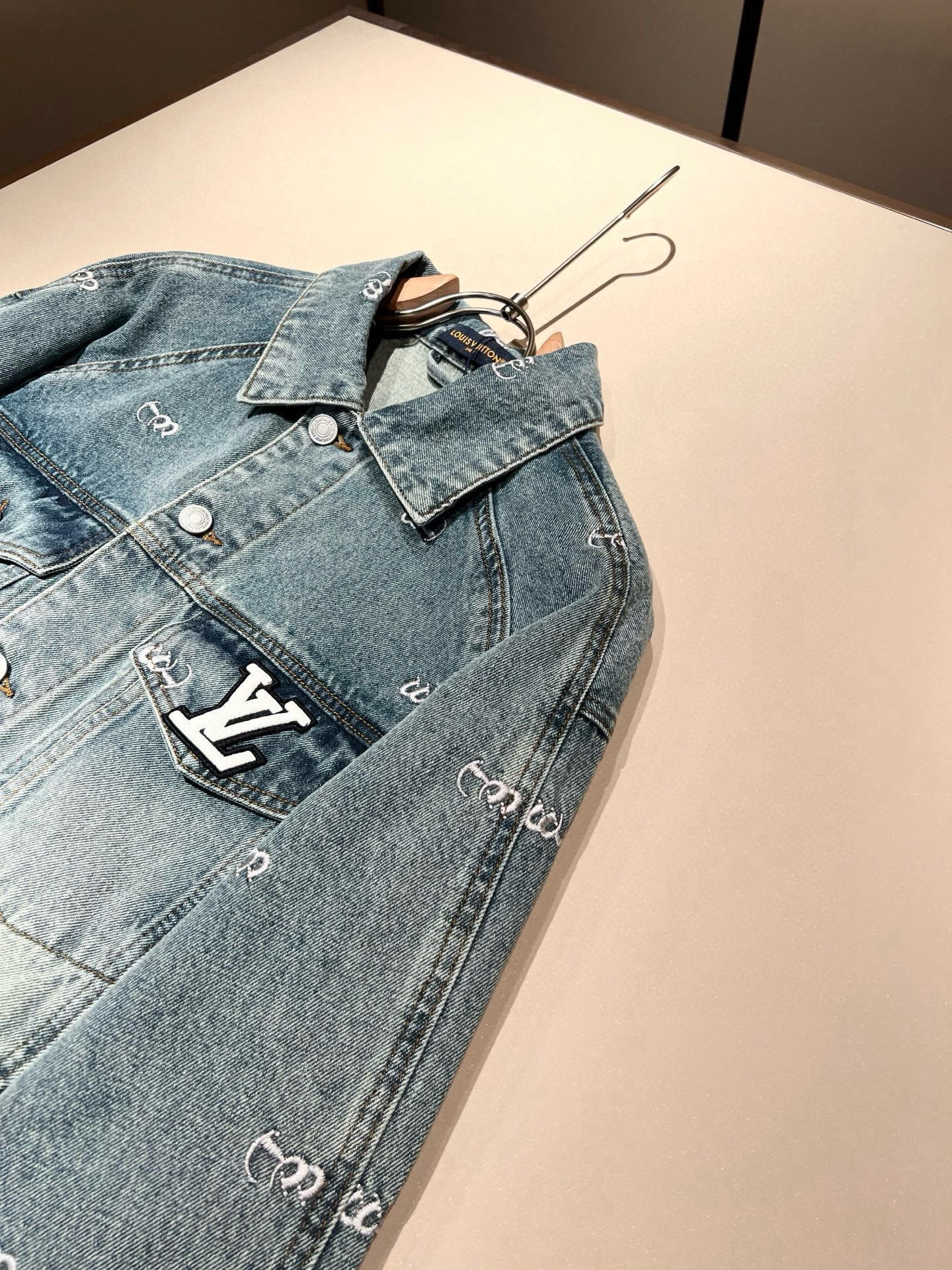 Louis Vuit*on 路易*登 2025秋冬新款轻奢男女同款👫牛仔夹克外套，路易家族的新高端，细节