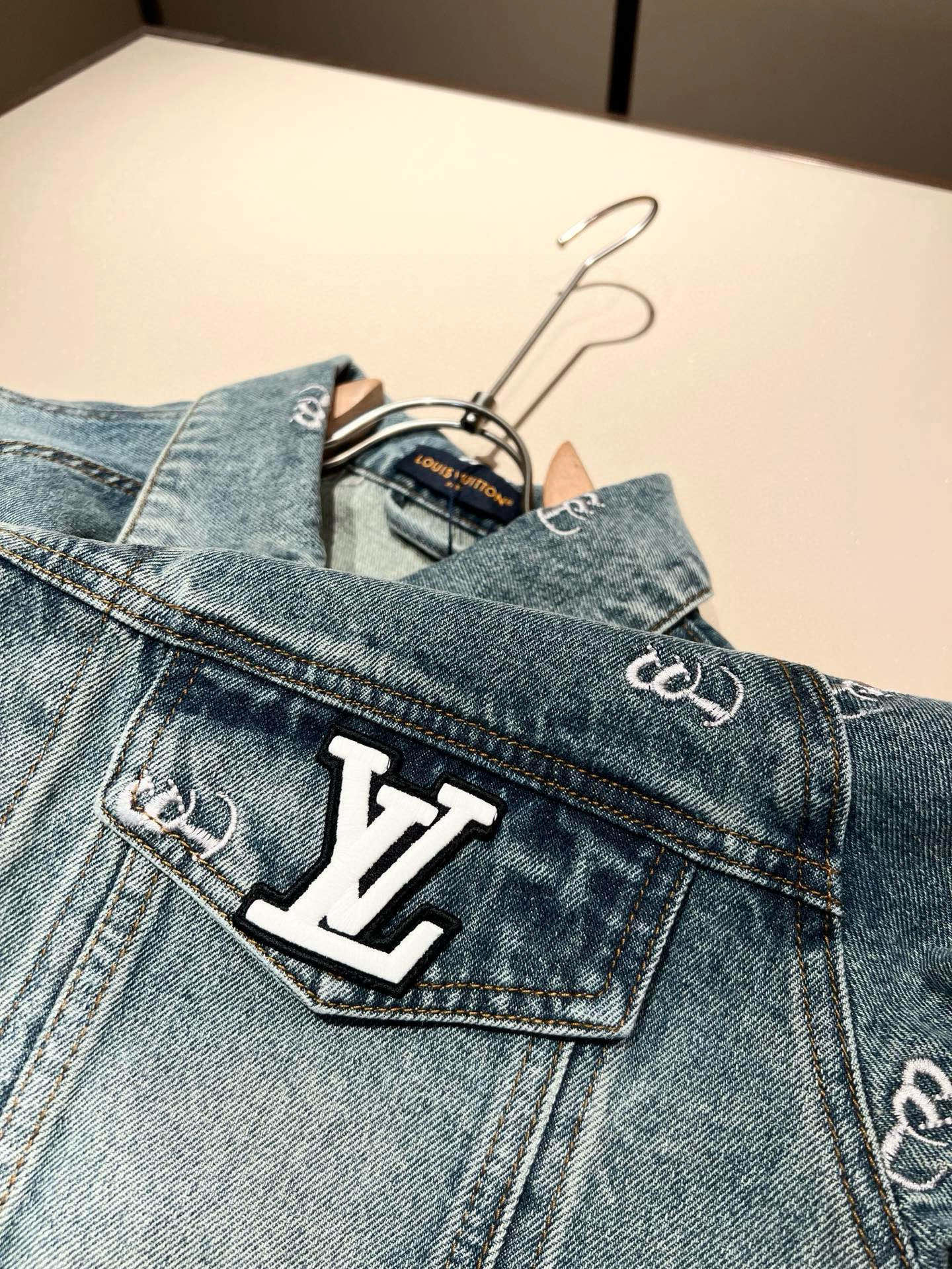 Louis Vuit*on 路易*登 2025秋冬新款轻奢男女同款👫牛仔夹克外套，路易家族的新高端，细节