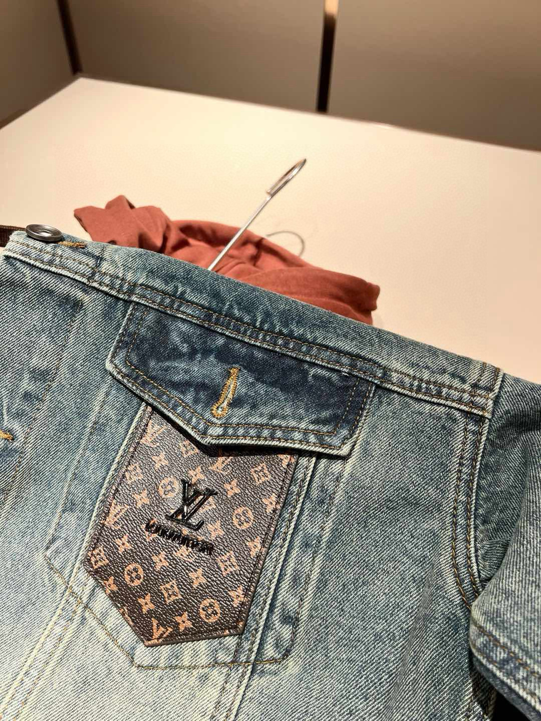 Louis Vuit*on 路易*登 2025秋冬新款轻奢男女同款👫牛仔夹克外套，路易家族的新高端，细节