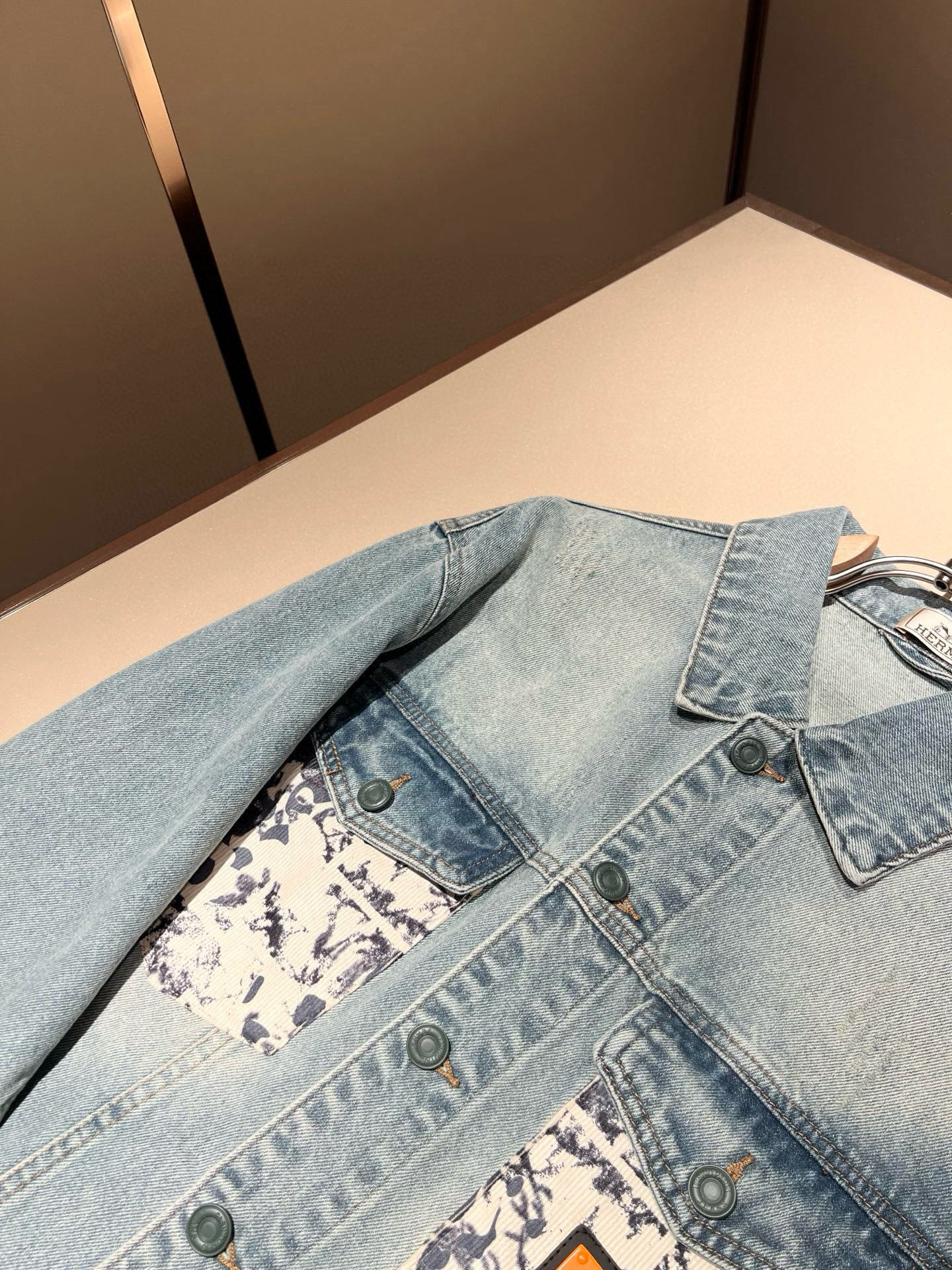 Her*mes爱*仕2025秋冬新款牛仔夹克外套，全新升级百搭基础款，低调奢华，品格之选！甄选优质牛仔面