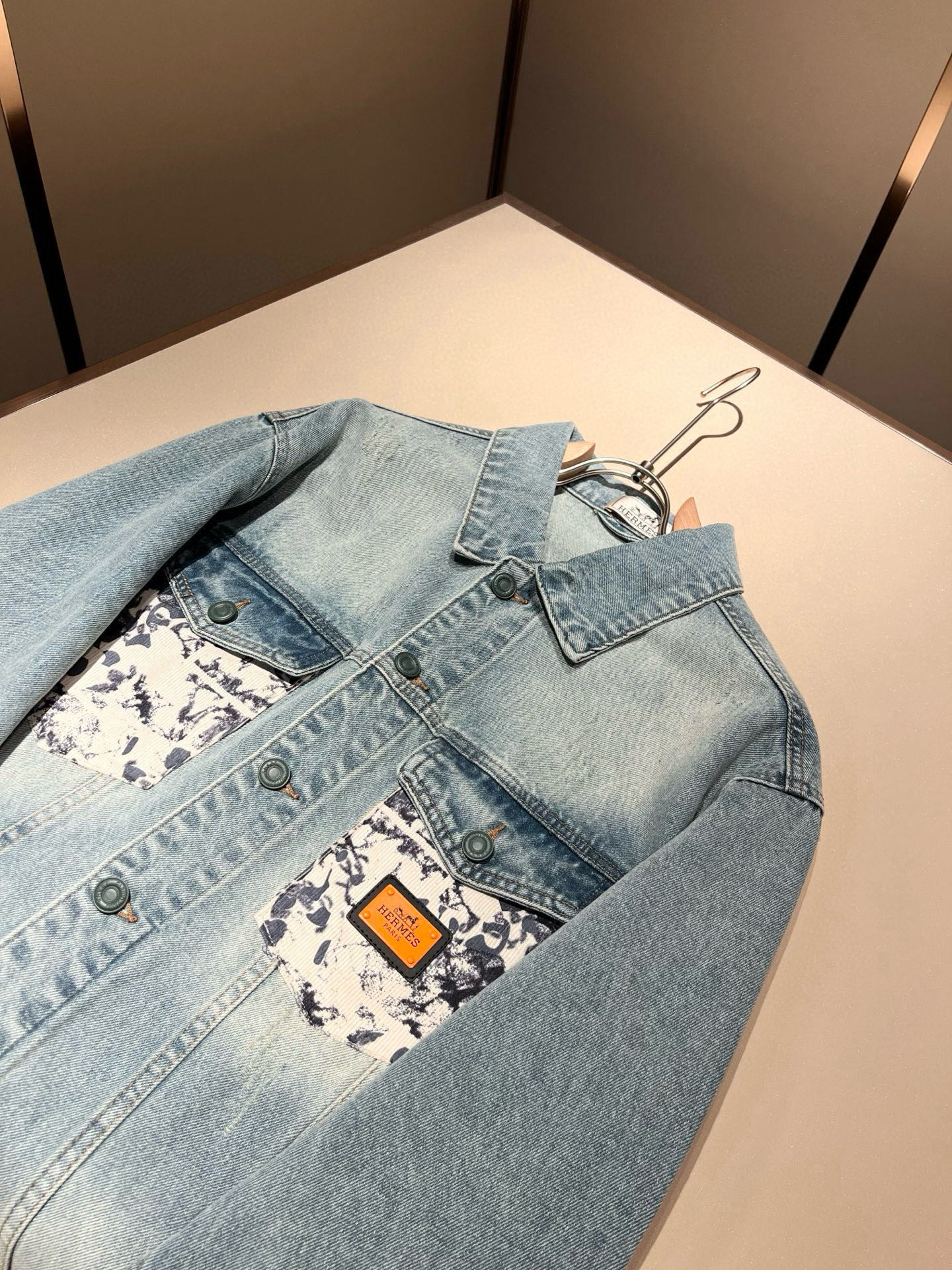 Her*mes爱*仕2025秋冬新款牛仔夹克外套，全新升级百搭基础款，低调奢华，品格之选！甄选优质牛仔面