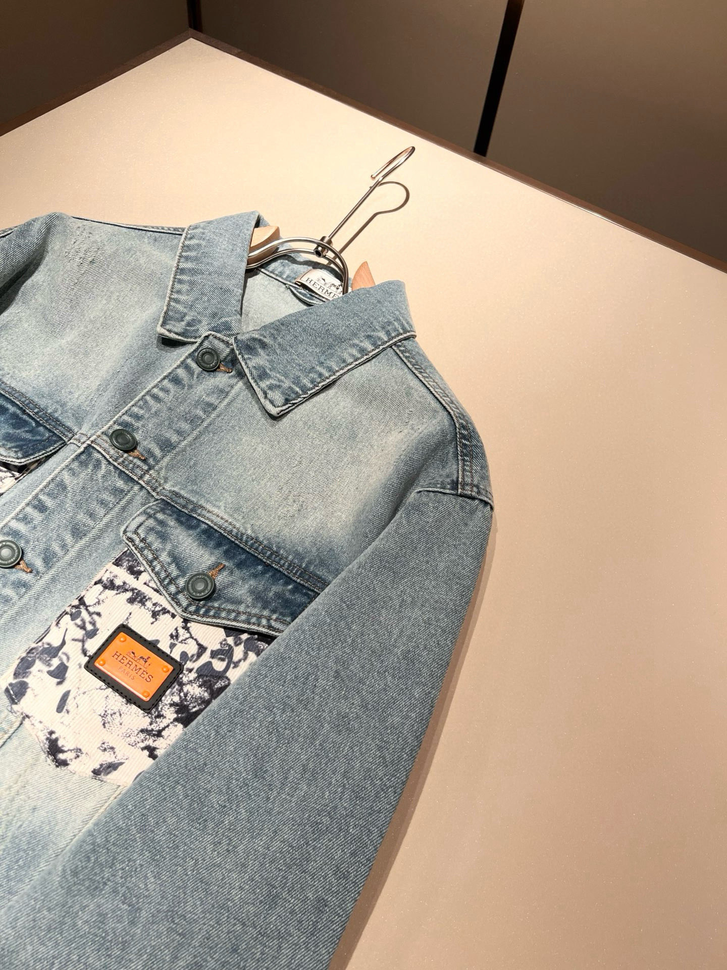 Her*mes爱*仕2025秋冬新款牛仔夹克外套，全新升级百搭基础款，低调奢华，品格之选！甄选优质牛仔面