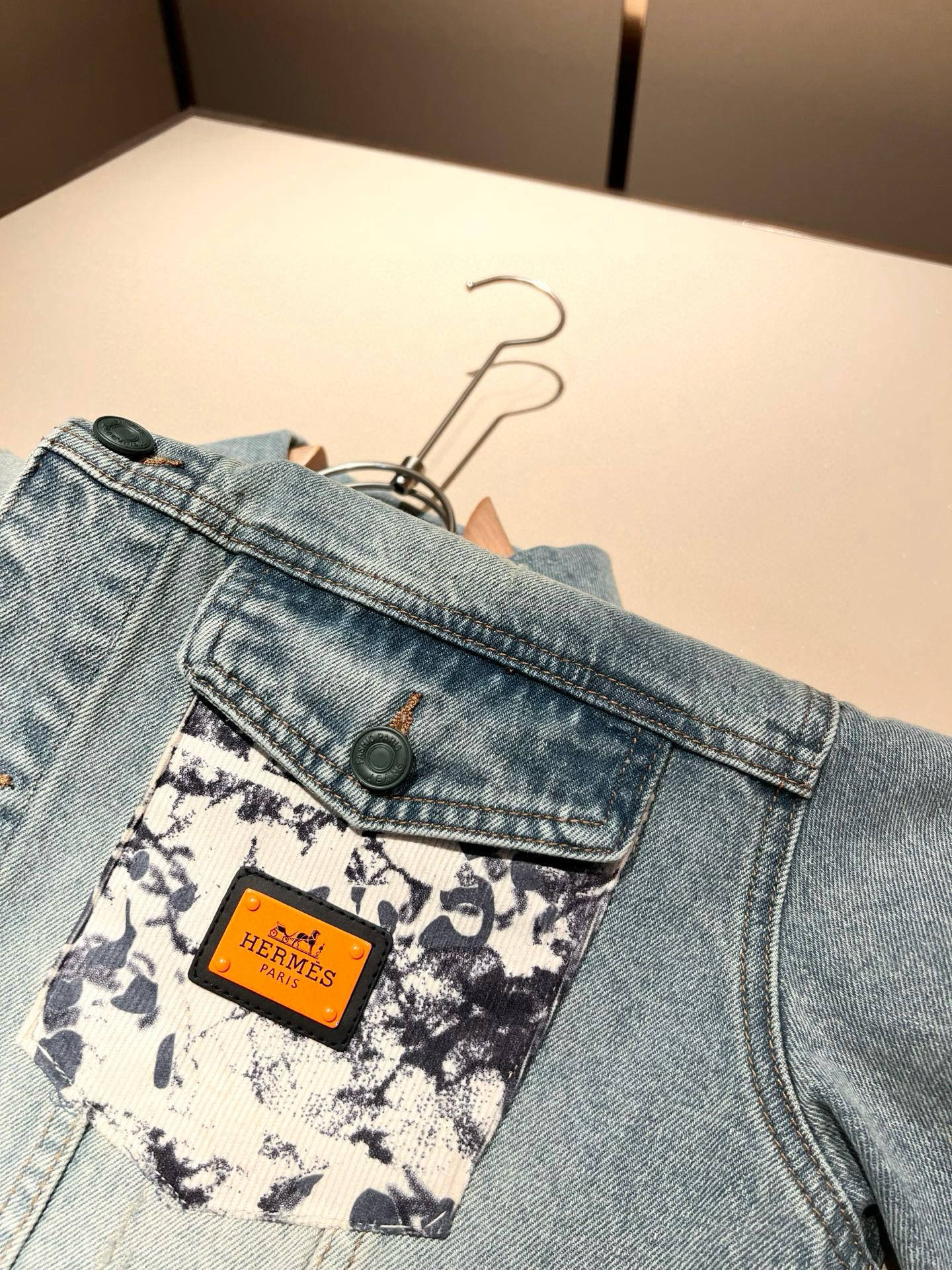 Her*mes爱*仕2025秋冬新款牛仔夹克外套，全新升级百搭基础款，低调奢华，品格之选！甄选优质牛仔面