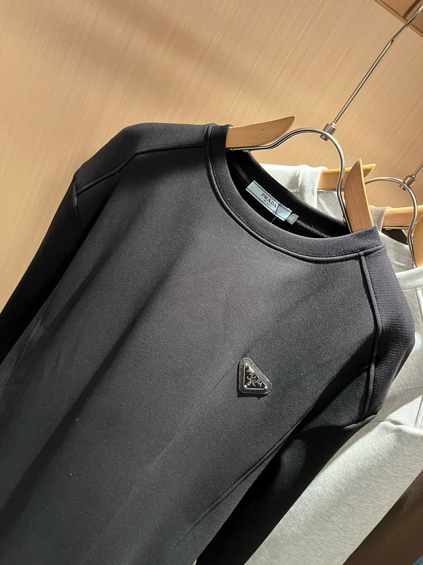 PRAD*A普*达⚠️加绒款！2025秋冬新款男女同款👫长袖卫衣，最新款全网独家首上！！~既经典有时尚百