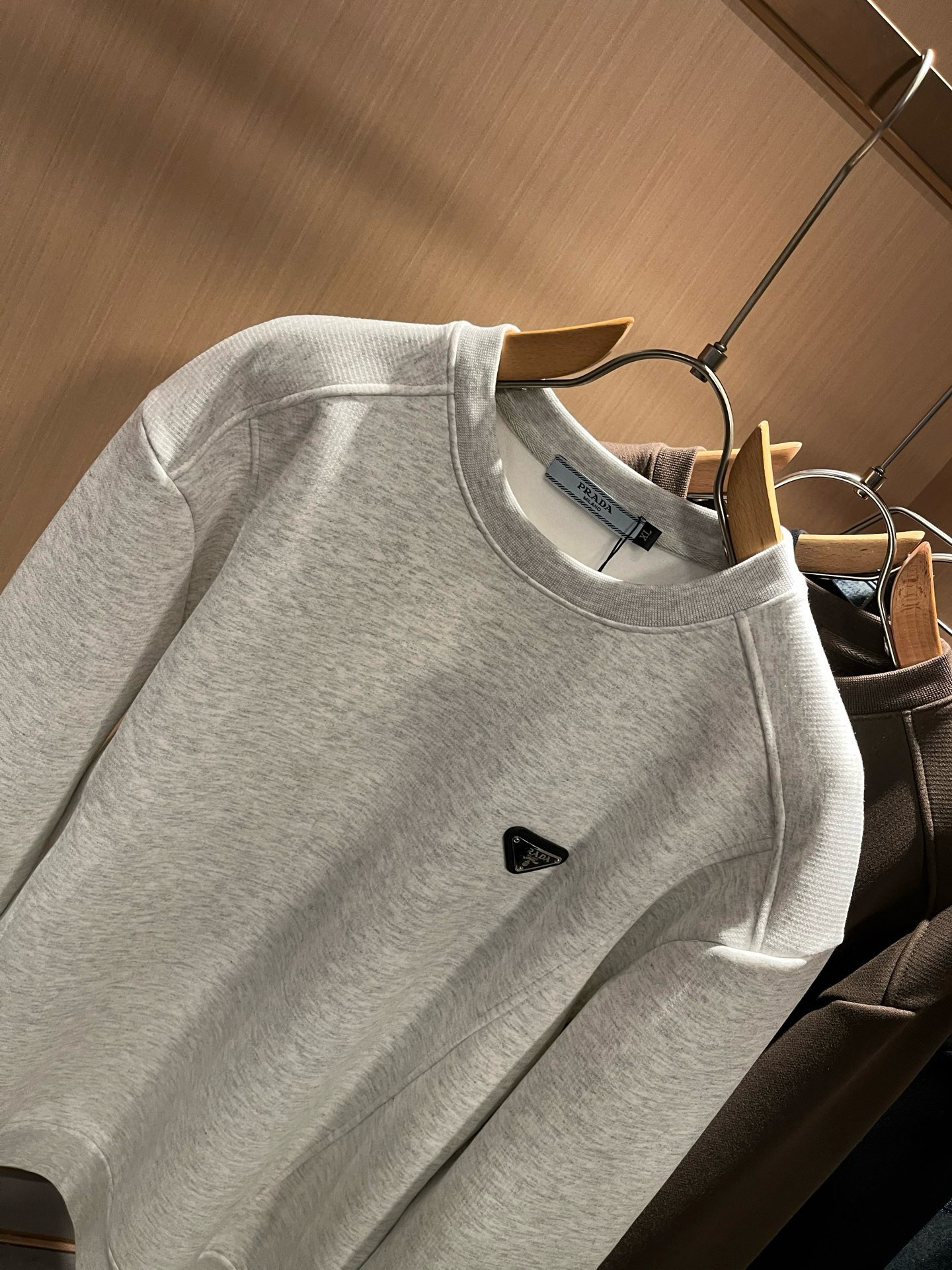 PRAD*A普*达⚠️加绒款！2025秋冬新款男女同款👫长袖卫衣，最新款全网独家首上！！~既经典有时尚百