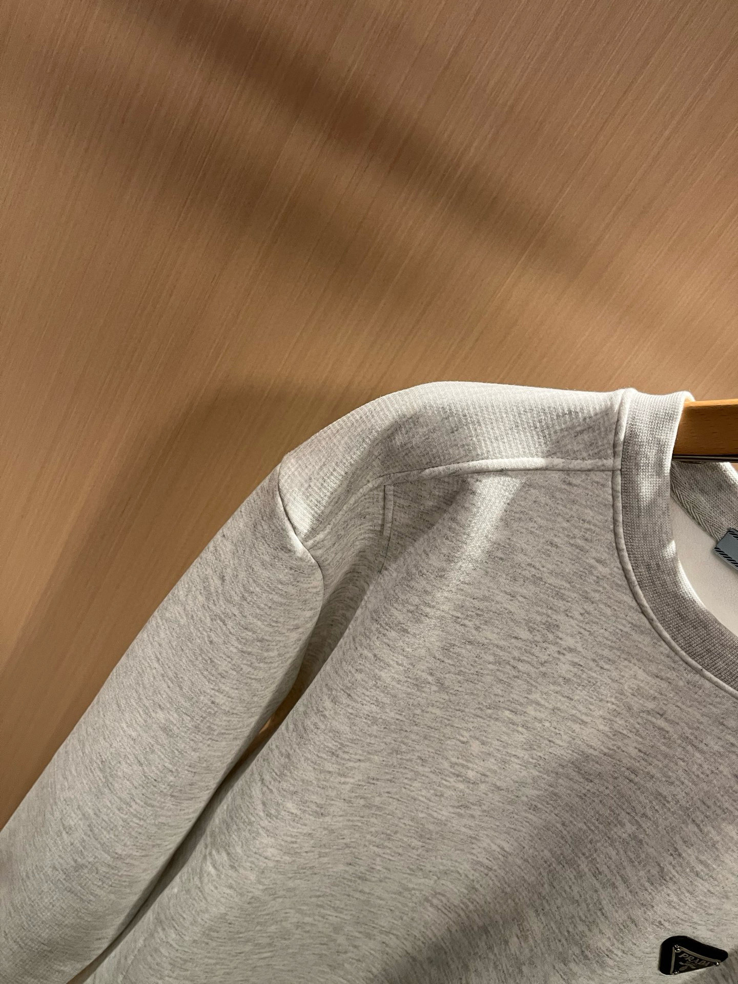 PRAD*A普*达⚠️加绒款！2025秋冬新款男女同款👫长袖卫衣，最新款全网独家首上！！~既经典有时尚百