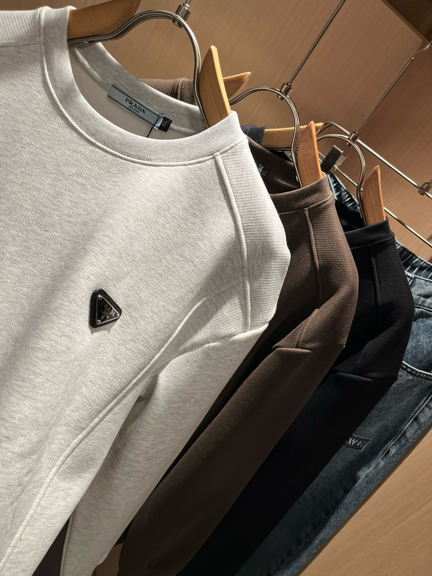 PRAD*A普*达⚠️加绒款！2025秋冬新款男女同款👫长袖卫衣，最新款全网独家首上！！~既经典有时尚百