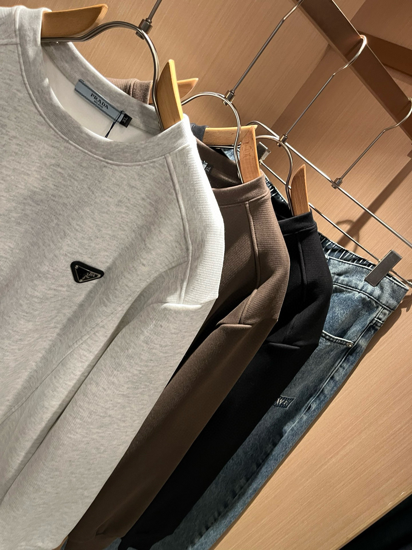 PRAD*A普*达⚠️加绒款！2025秋冬新款男女同款👫长袖卫衣，最新款全网独家首上！！~既经典有时尚百