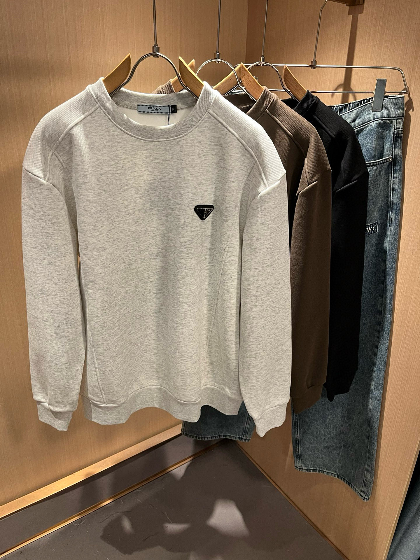 PRAD*A普*达⚠️加绒款！2025秋冬新款男女同款👫长袖卫衣，最新款全网独家首上！！~既经典有时尚百