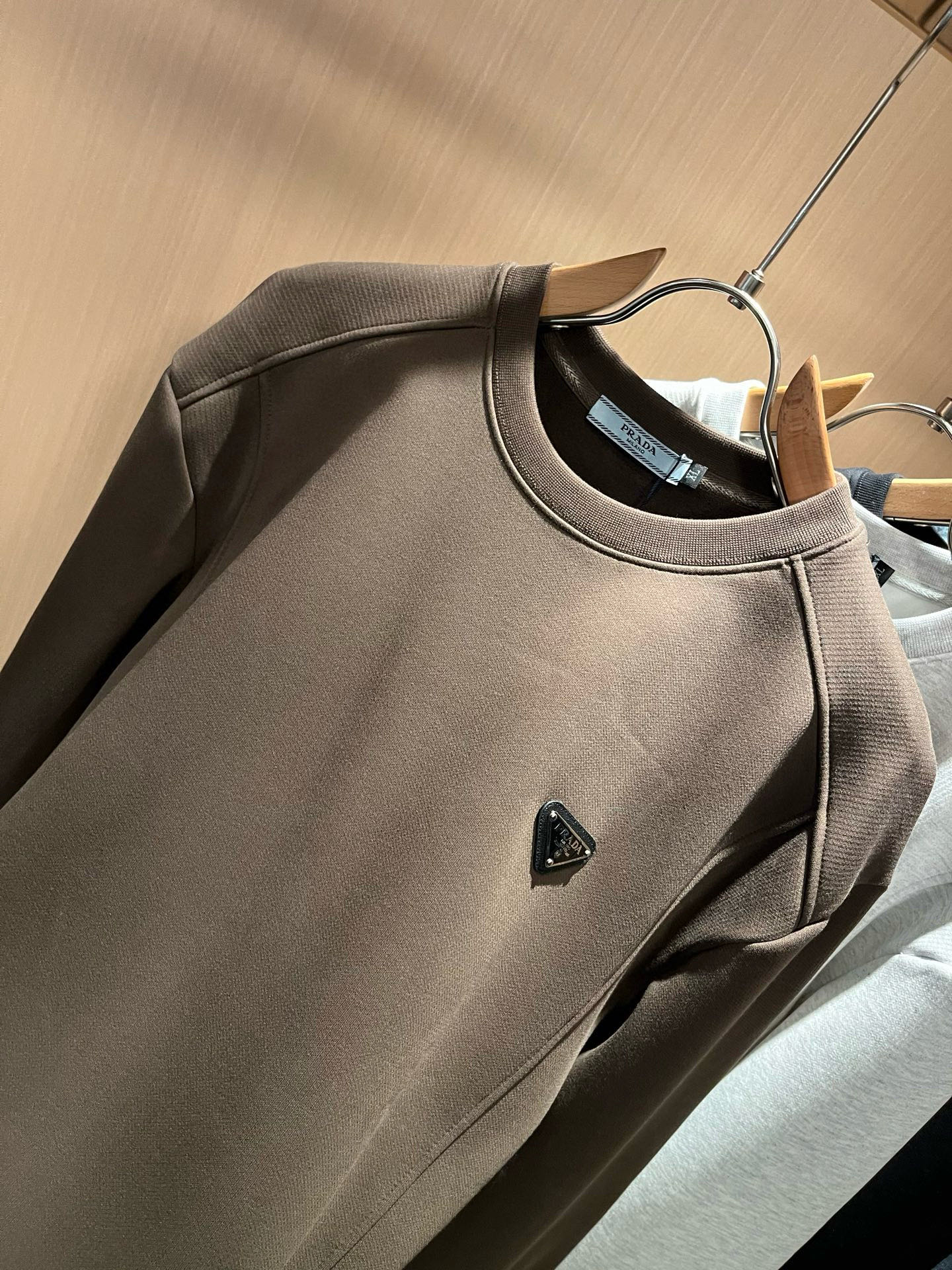 PRAD*A普*达⚠️加绒款！2025秋冬新款男女同款👫长袖卫衣，最新款全网独家首上！！~既经典有时尚百