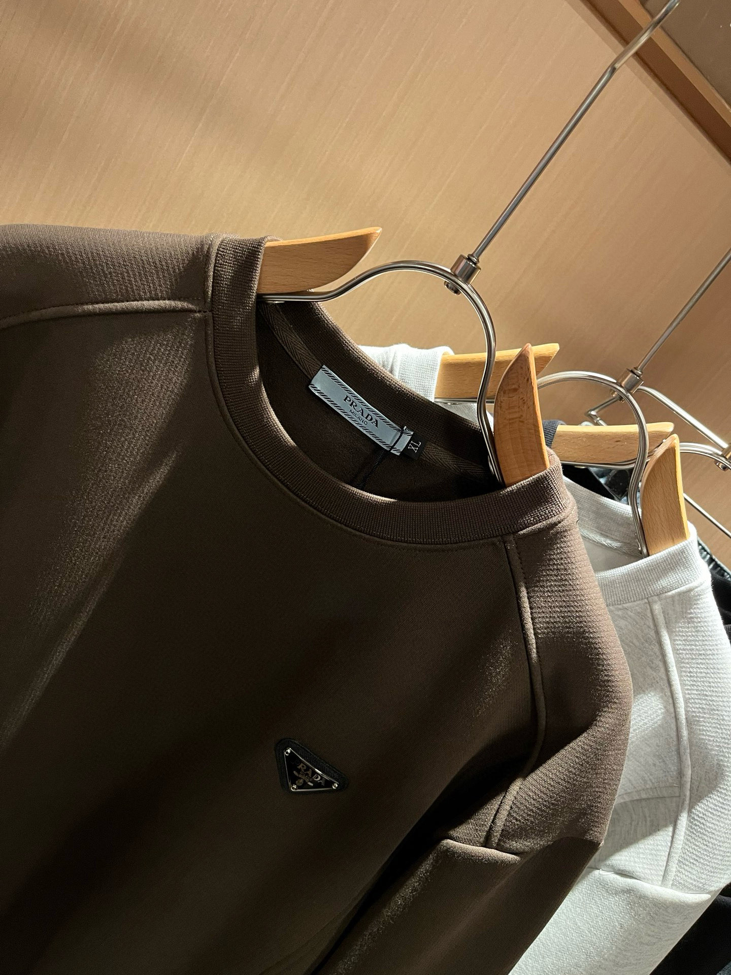 PRAD*A普*达⚠️加绒款！2025秋冬新款男女同款👫长袖卫衣，最新款全网独家首上！！~既经典有时尚百